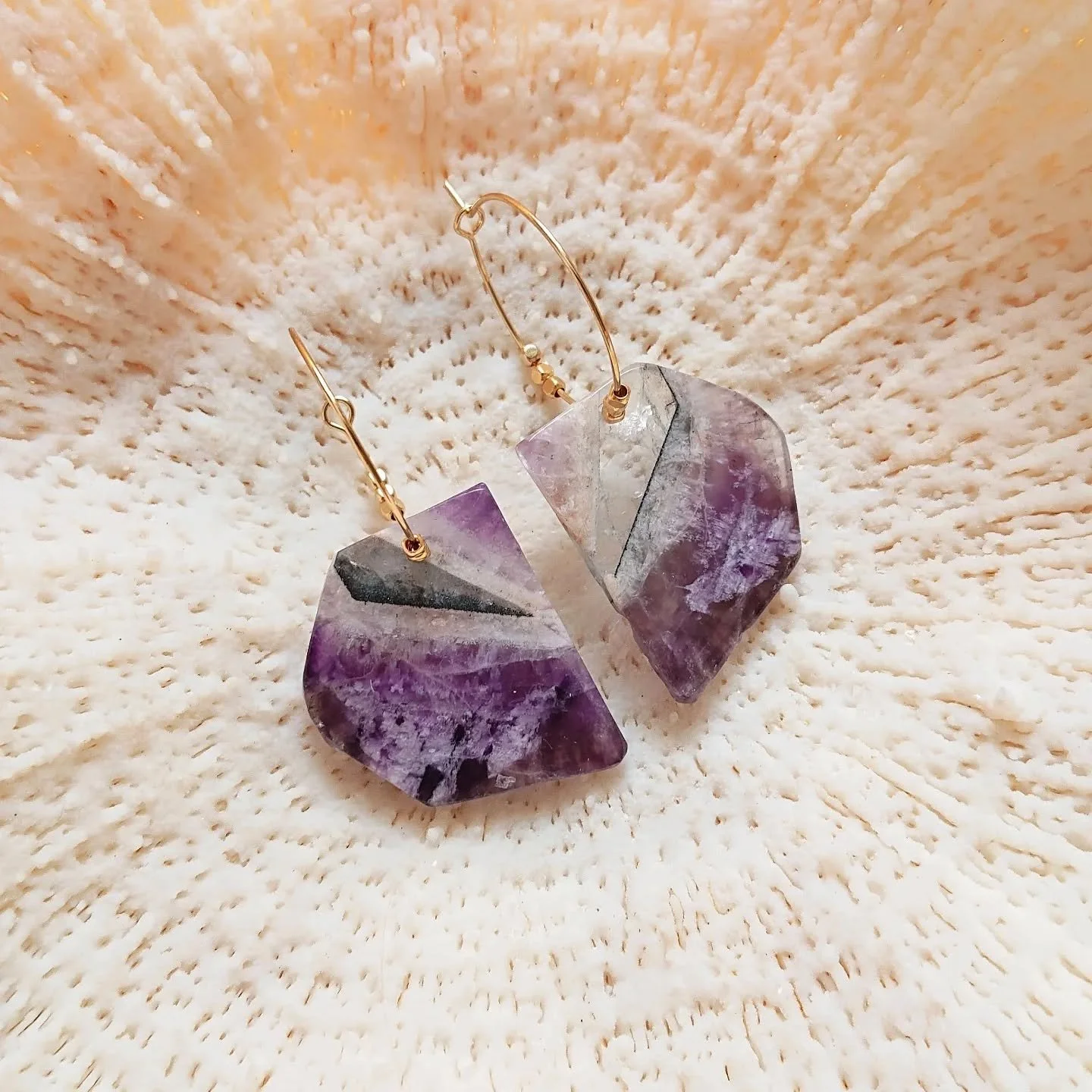 La glycine fait son grand retour autour de nous, pour lui faire un clin d'oeil ok sort les am&eacute;thystes 💜🪻

Tr&egrave;s facielemtn identifiable par sa teinte violette intense, il y a parfois des parties de quartz qui se sont incrust&eacute;es 