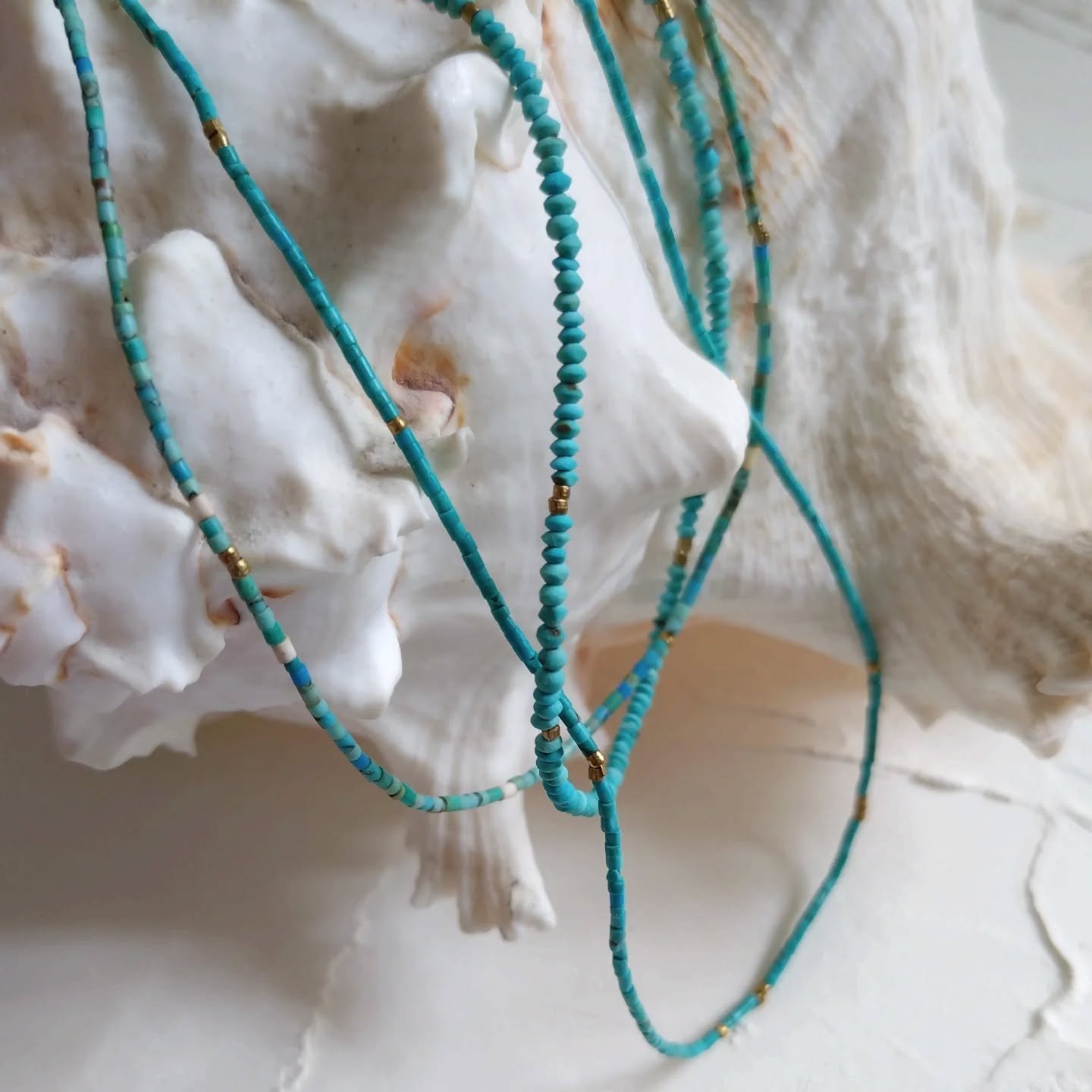 &Agrave; d&eacute;faut d'&ecirc;tre &agrave; la plage je commence &agrave; faire le stock de bijoux qui sentent bon le sable chaud 🐚☀️

Et fomme ceux l&agrave; sont extra fins ils passent en prio dans l'enfilage, avec lunettes et patience extr&ecirc