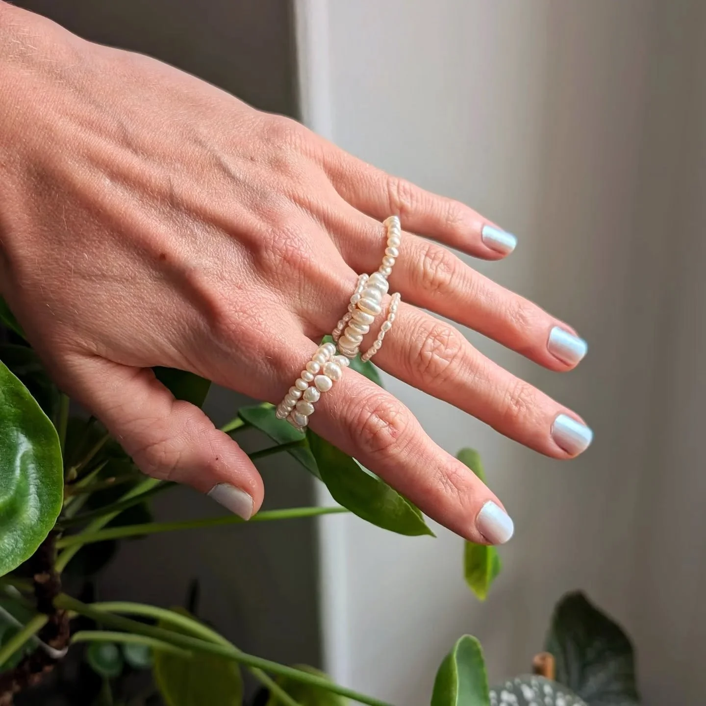 Je vous pr&eacute;pare un kit sir&egrave;ne de foufou avec entre autre des bagues en nacre 🐚

Fines, rondes, irr&eacute;guli&egrave;res, vous pourrez retrouver une s&eacute;lection au prochain &eacute;v&eacute;nement @bandedecreateurs ☀️

&Agrave; v