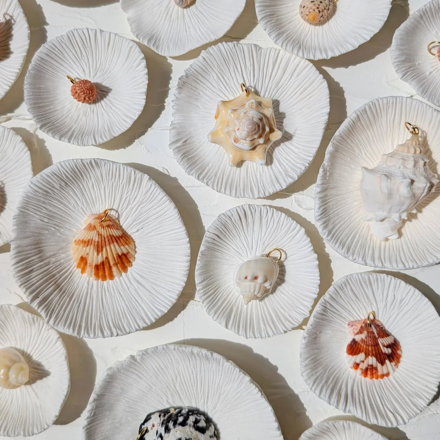 La d&eacute;but de la p&ecirc;che est ouverte ! 🐠
Une petite s&eacute;lection de boucles est en ligne en avant premi&egrave;re ☀️
Et petite nouveaut&eacute; par ici, vous pouvez les composer vous m&ecirc;me en choisissant la cr&eacute;ole et le coqu