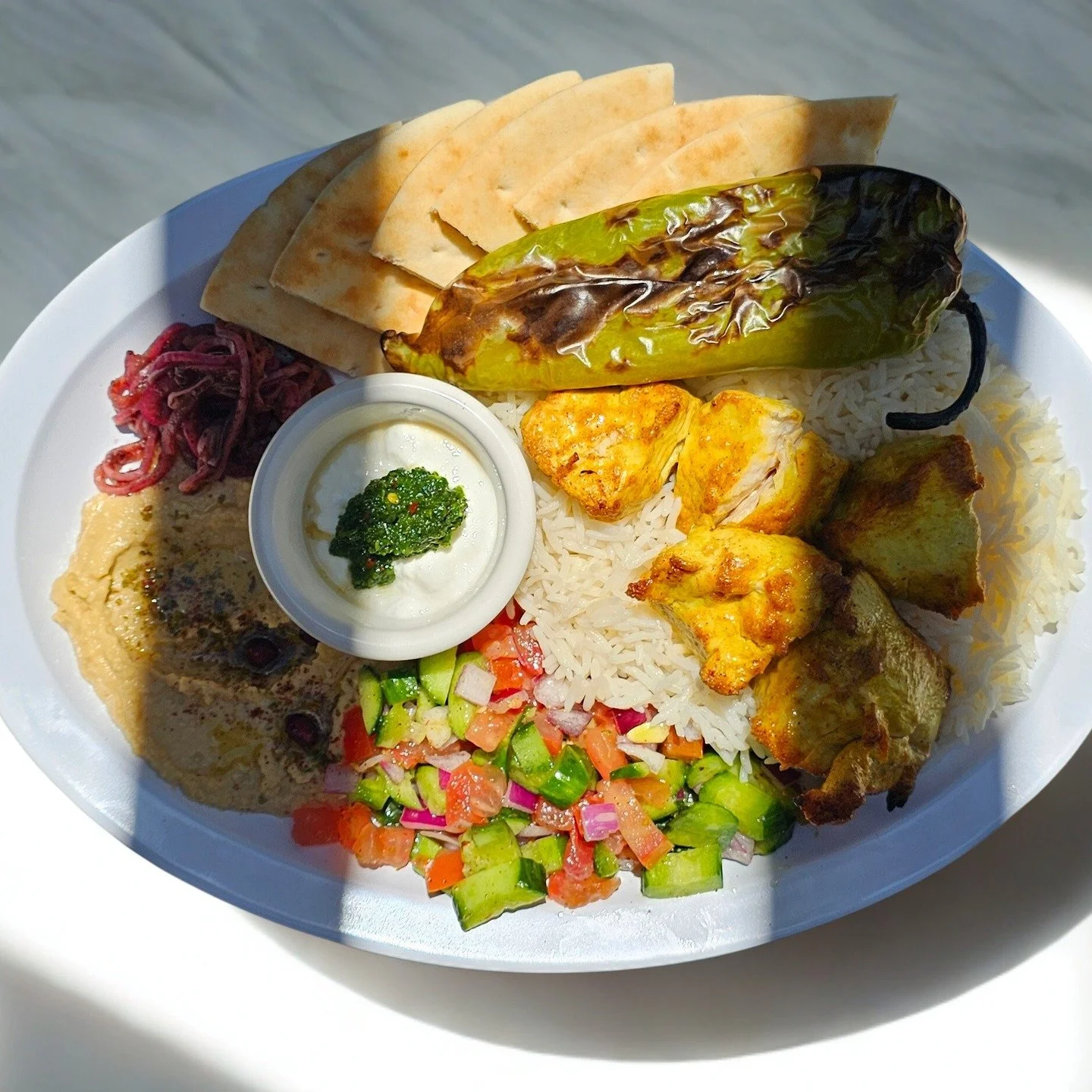 Our famous Chicken Shish grilled to perfection - served with basmati rice, fresh salad, creamy hummus, pickled onions, grilled pepper, and our signature sauces. The perfect plate for your Mediterranean cravings.
⁠
📍The Grill Stories | San Fernando
#