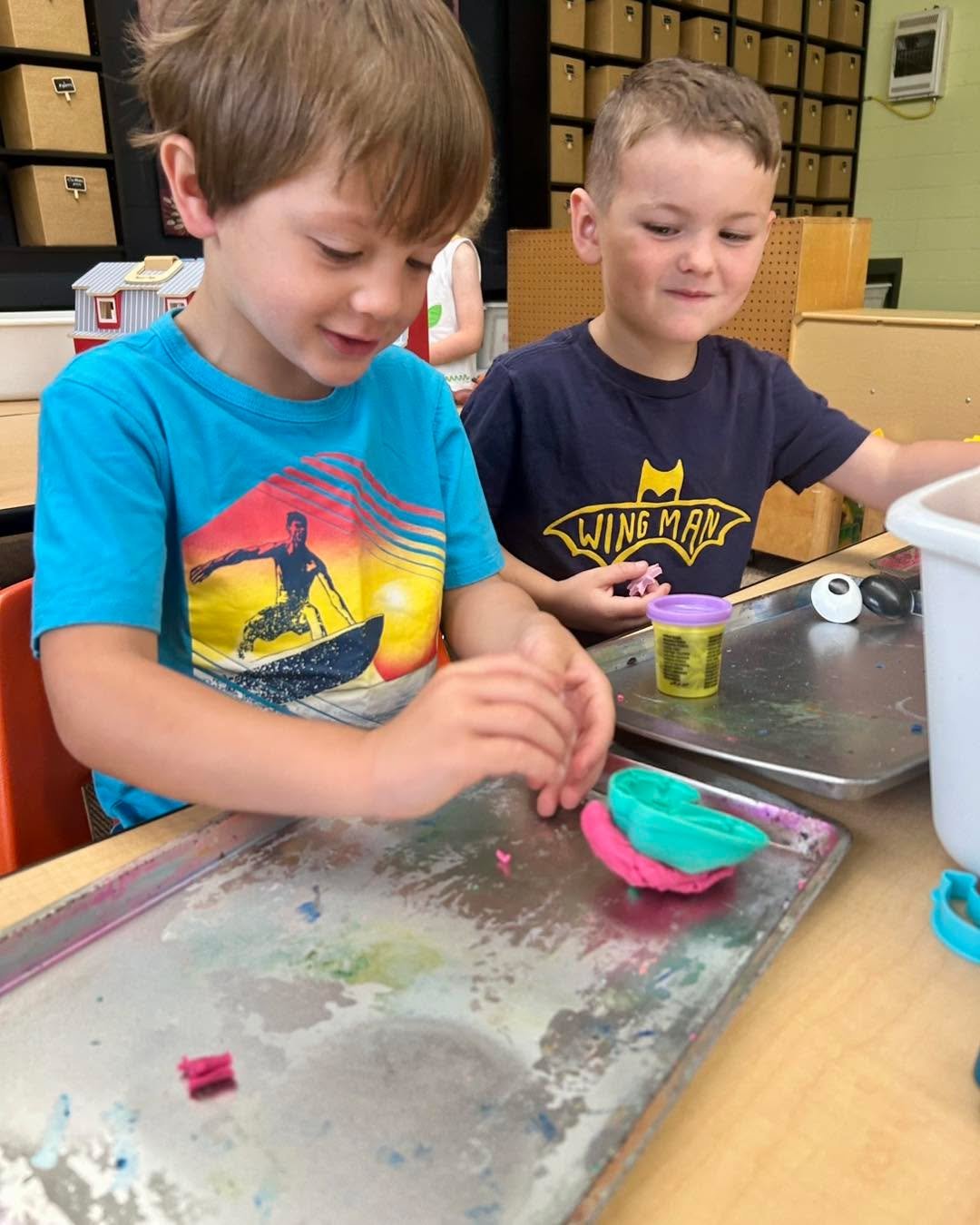 Fine motor skills at work: 

✂️ cutting paper
🖍️ drawing and coloring
🐸 catching frogs
✨ play dough

Another fun-filled day at The Lime Light learning through play! 💚

#preschoolfun #prek