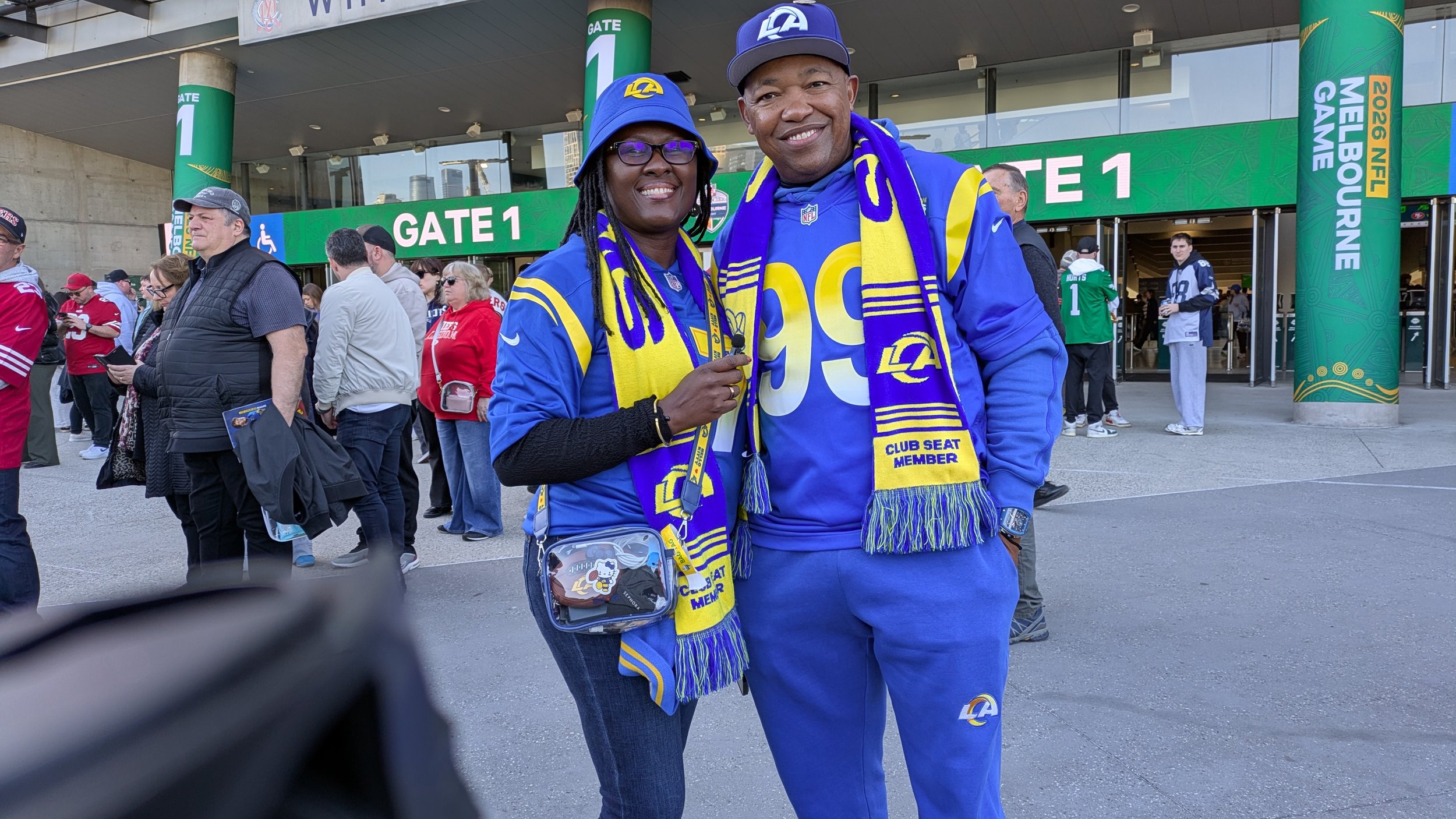 Fans pack Melbourne for the Rams-49ers season opener