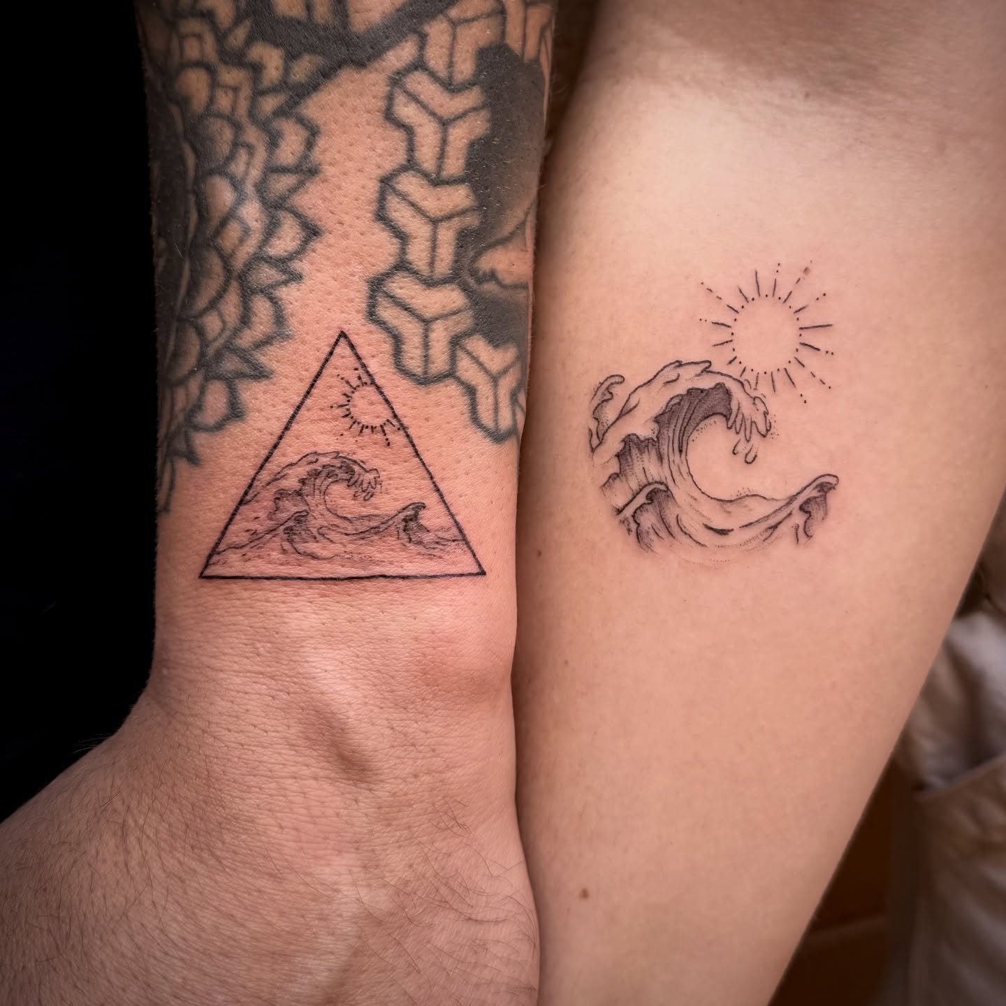Cute lil his and hers ocean wave tattoos 

#sacramentotattooartist #hisandherstattoos #couplestattoo