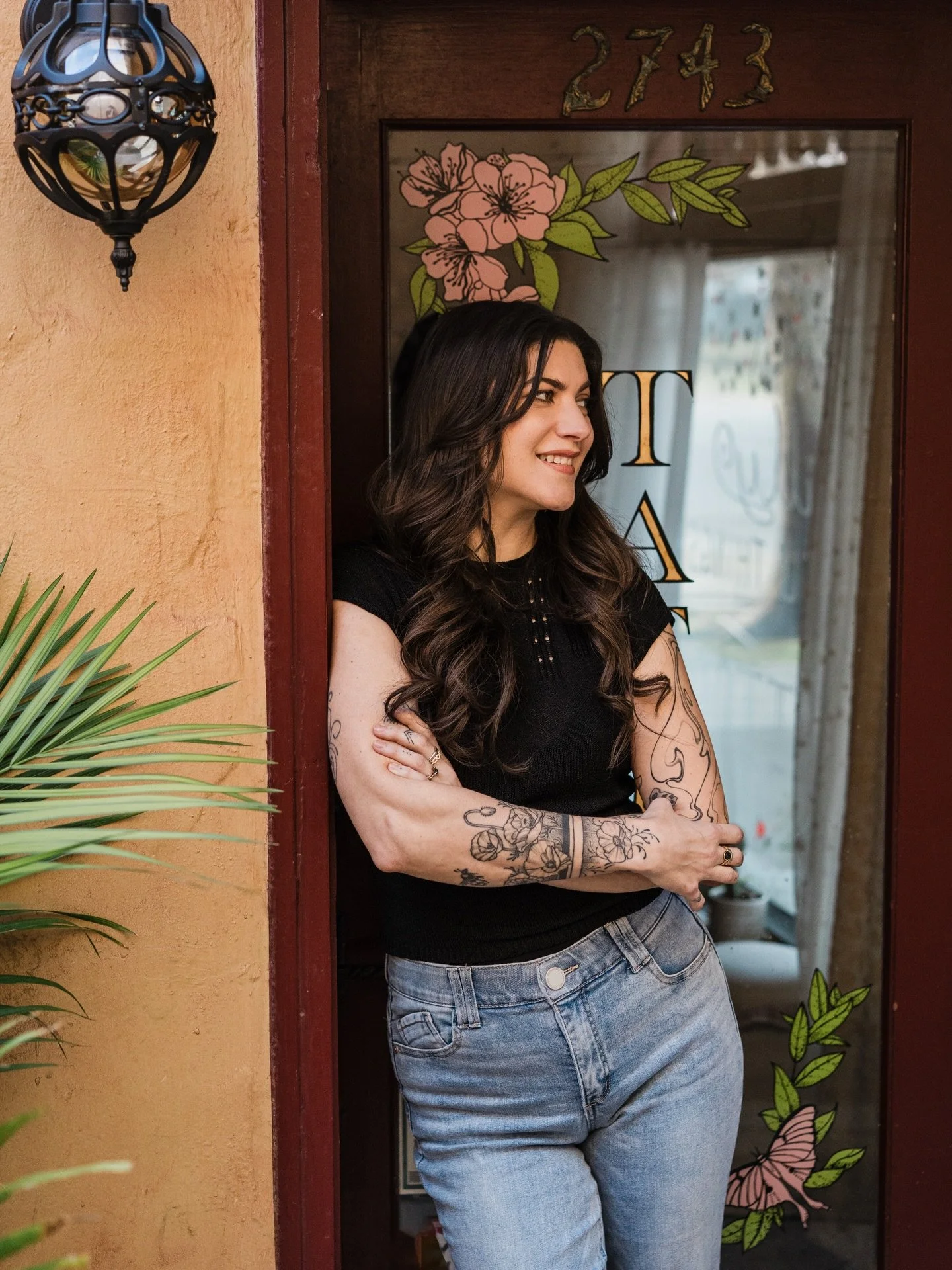 Hi hello, it&rsquo;s me 👋 I&rsquo;m Julie.
Lifelong art kid turned tattooer (3+ years and counting!)

I&rsquo;ve been making art my whole life. Painting, drawing, figure studies, ceramics, woodworking, if it involves creating with my hands, I&rsquo;