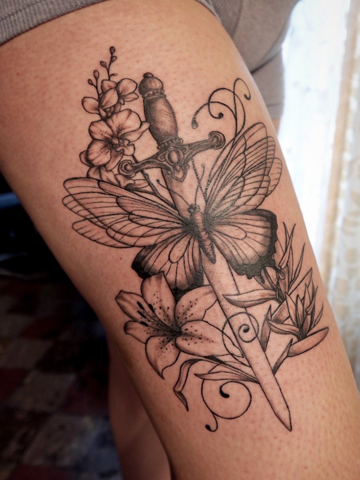 Can you believe this is her first tattoo?! What a baddie 🖤 

#sacramentotattooartist #northerncaliforniatattooartist #sacramentofemaletattooartist