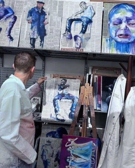 How Galleries Curate Stories Through Exhibitions
Exhibitions are more than the sum of their artworks. They are narratives, carefully constructed to guide the viewer’s experience. As a French artist in Los Angeles and Palm Springs, I’ve s