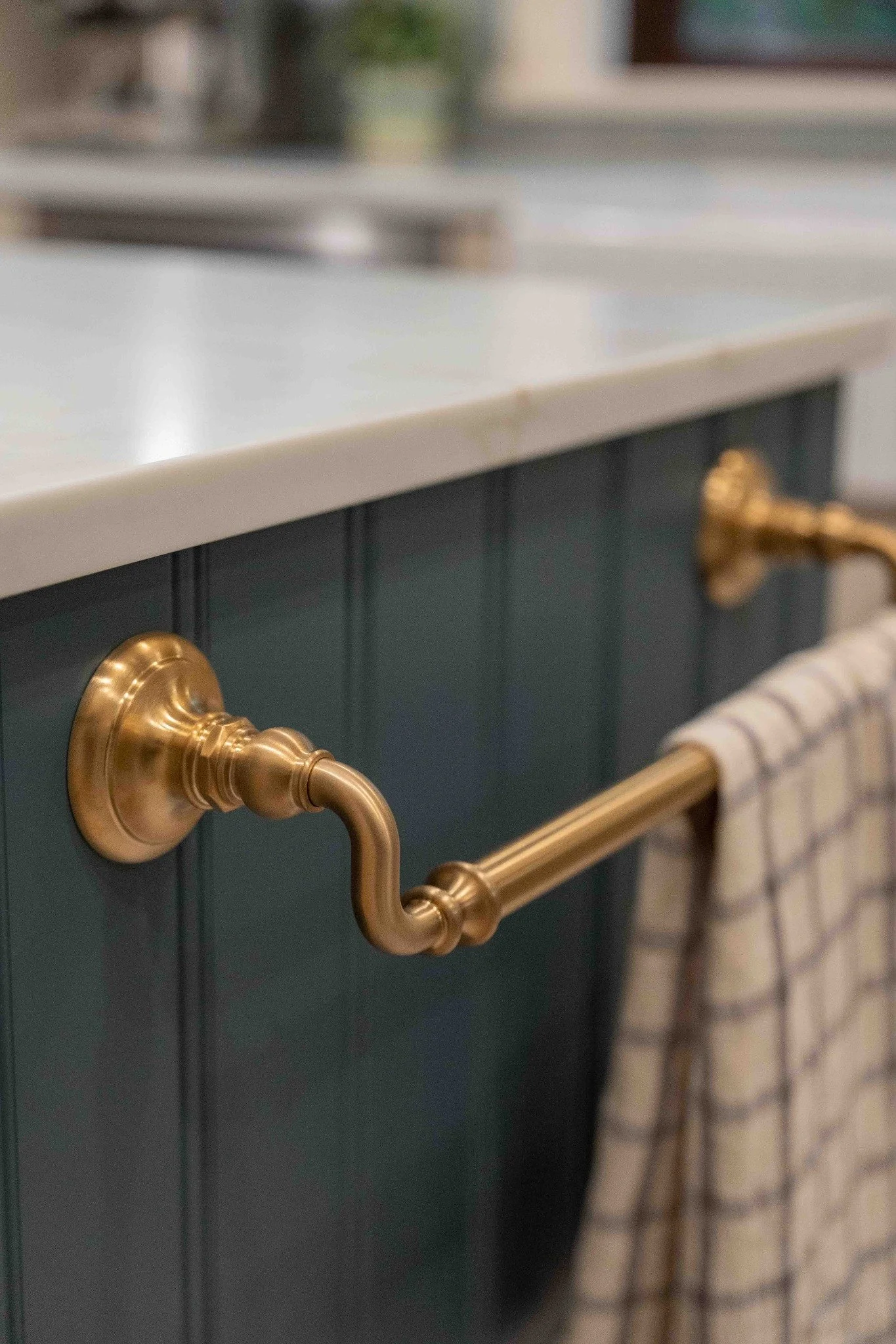 helen-adams-kitchen-towel-bar-interior-design.jpg