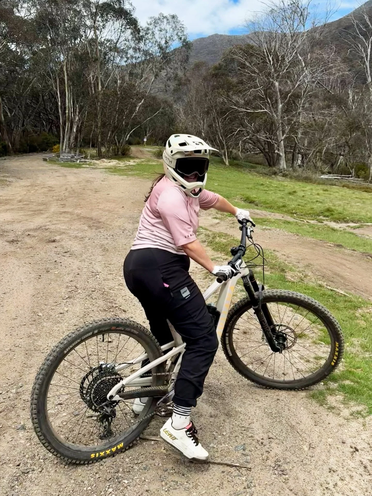 Ticked over 6 months postpartum recently (which I feel deserves a post of it its own) and still snatching moments on the bike (thank goodness for coaching with @dirtmaidens !!), I miss sleeping all night, my core is still jelly, riding my acoustic bi