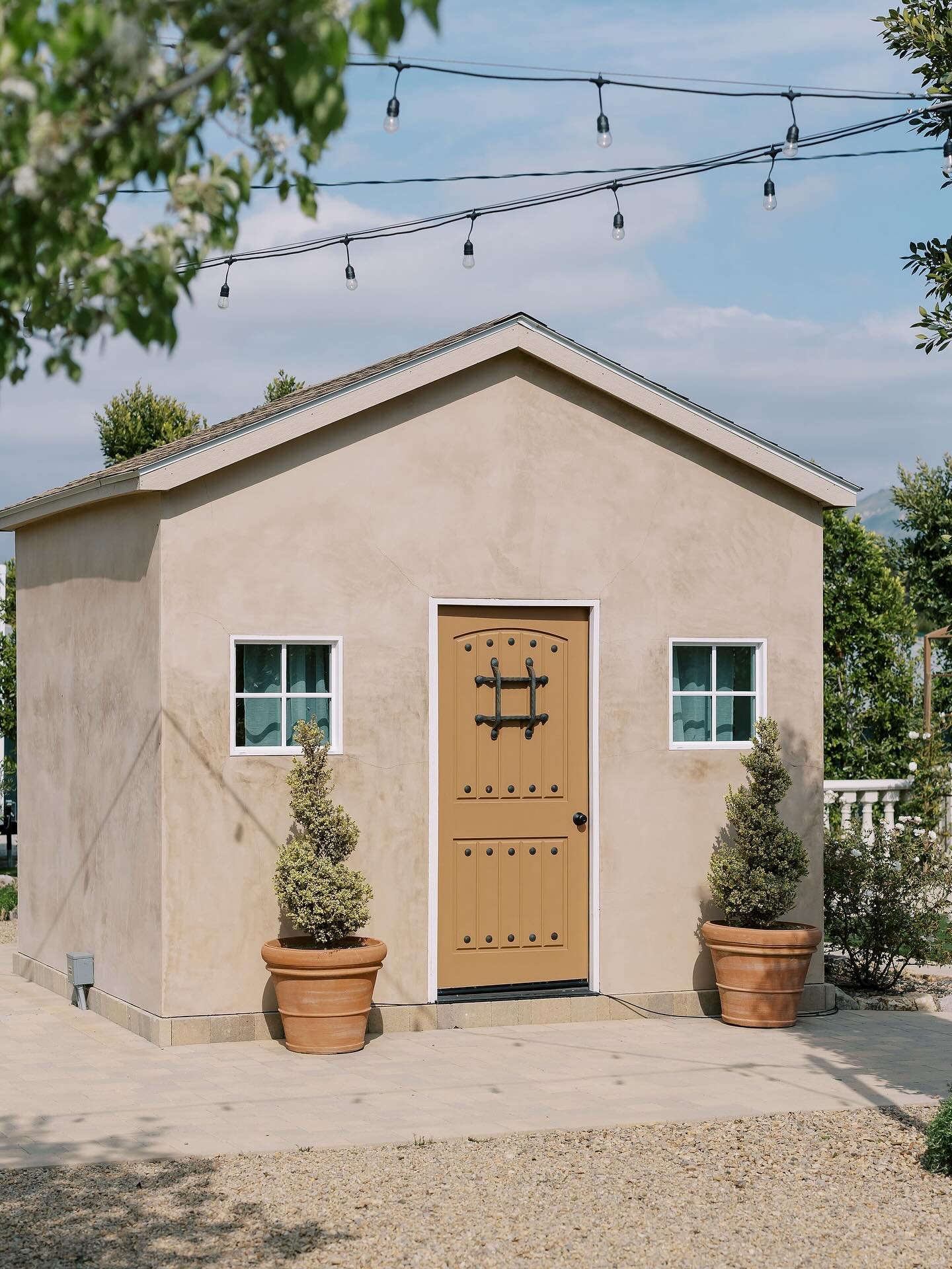 Everything about this Tuscan inspired venue is so lovely from the getting ready suites to the old world fountain, the ceremony area and the mountains in the background are the icing on the cake. 
.
.
.
.
.
#californiaweddingvenue #californiaweddingph