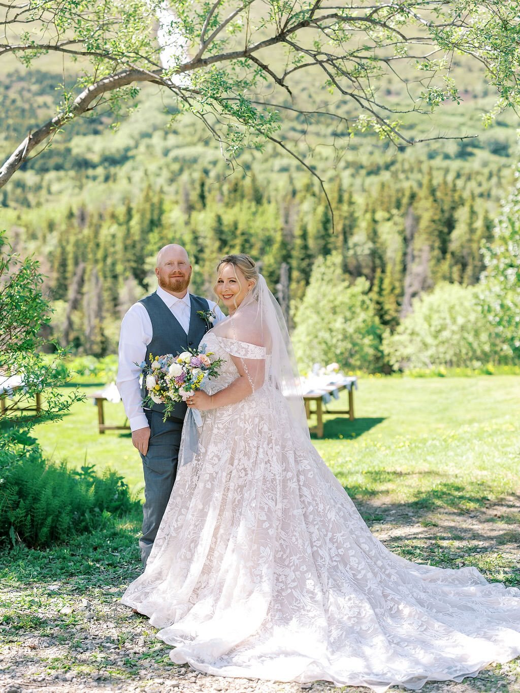 Happy Anniversary S+E what a beautiful day this was filled with sun, mountains family, friends and so much love! 
@wildwomanbridal @forestandfern_rentals @thetealdoor_ak @bateaubridalboutique 
.
.
.
.
.
#alaskaweddingphotographer #alaskawedding #alas