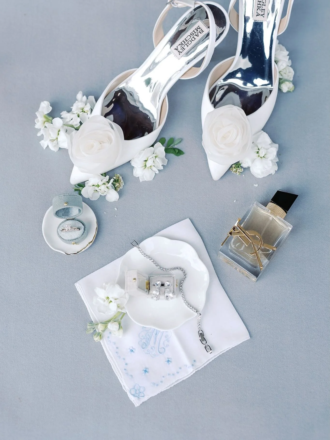 I&rsquo;m such a fan of all those special details that go into each couples wedding day! Styling them in a unique way is so much fun for me and I loved capturing Anya&rsquo;s beautiful accessories. 

#alaskaweddingphotographer #alaskawedding #wedding