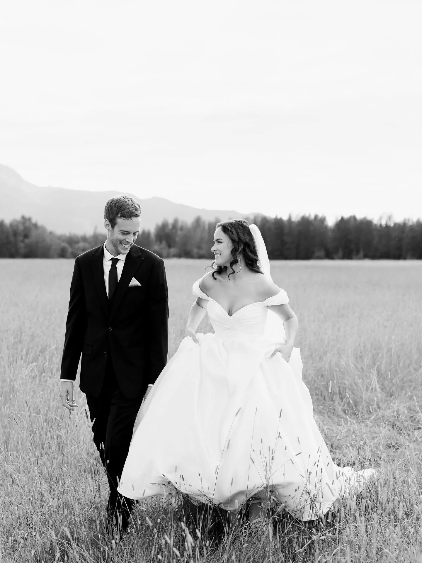There&rsquo;s something about b+w photos that screams romance and timeless artistry and Maria &amp; Shea&rsquo;s wedding at @veil.and.vine was one to remember. 
.
.
.
.
.
#alaskaweddingphotographer #alaskawedding