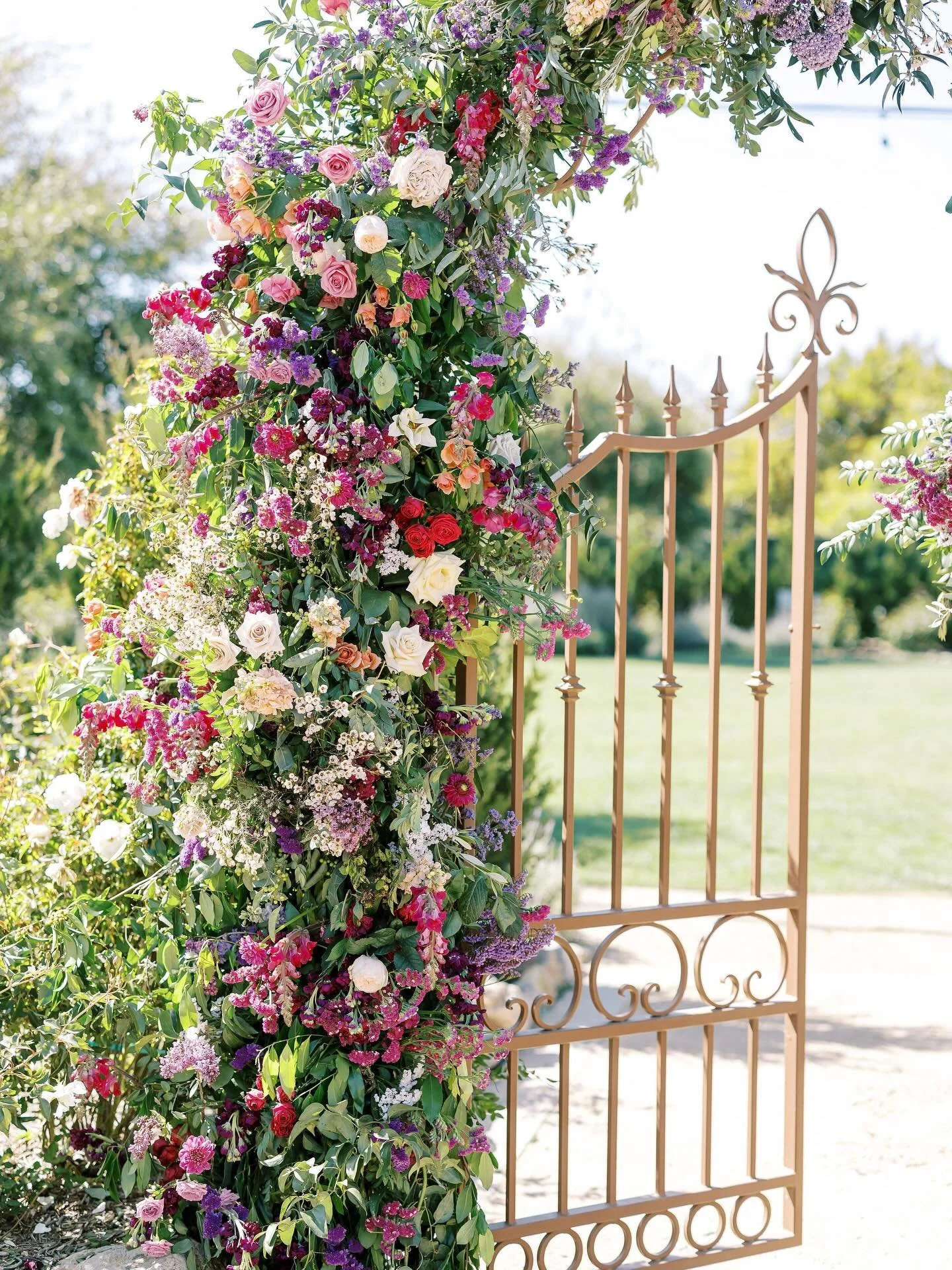Loved this floral draped gate from the Queen of floral goodness @petalsbytheshore with @thefloralsource at the stunning @tuscanroseranch 
.
.
.
.
.
#californiaweddingphotographer #californiaweddings #floridaweddingphotographer #miamiweddingphotograph