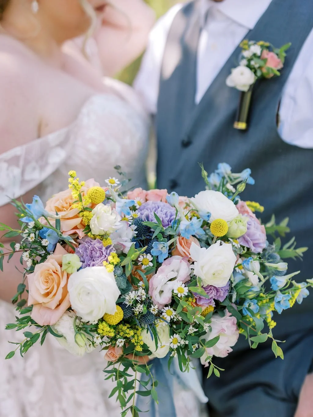 Still obsessed with Sammi &amp; Eric&rsquo;s wedding florals by @thetealdoor_ak 💛

Alaska Wedding Photographer | Alaska Wedding | Florida Wedding Photographer | Tampa Weddings 

#alaskaweddingphotographer #alakawedding #alaskaelopementphotographer #