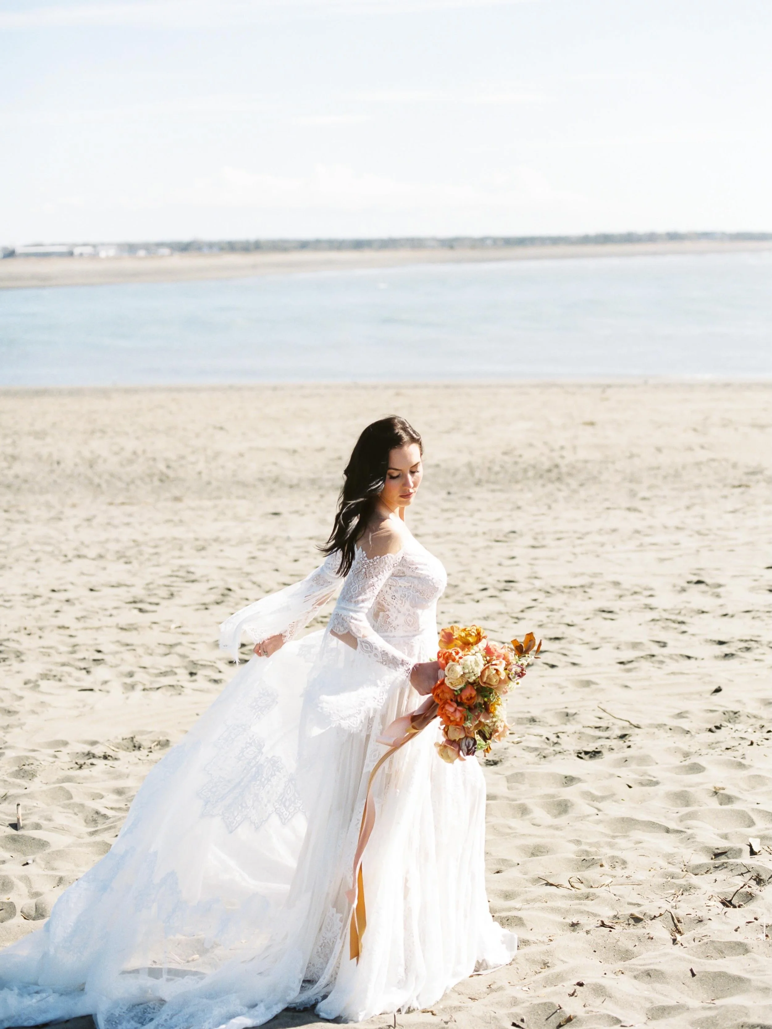 Throw back to this beautiful beach session with @borealis_beauty @easthillfloral in Kenai 🤍
.
.
.
.
.
#alaskaweddingphotographer #alaskabride #floridaweddingphotographer #tampaweddingphotographer