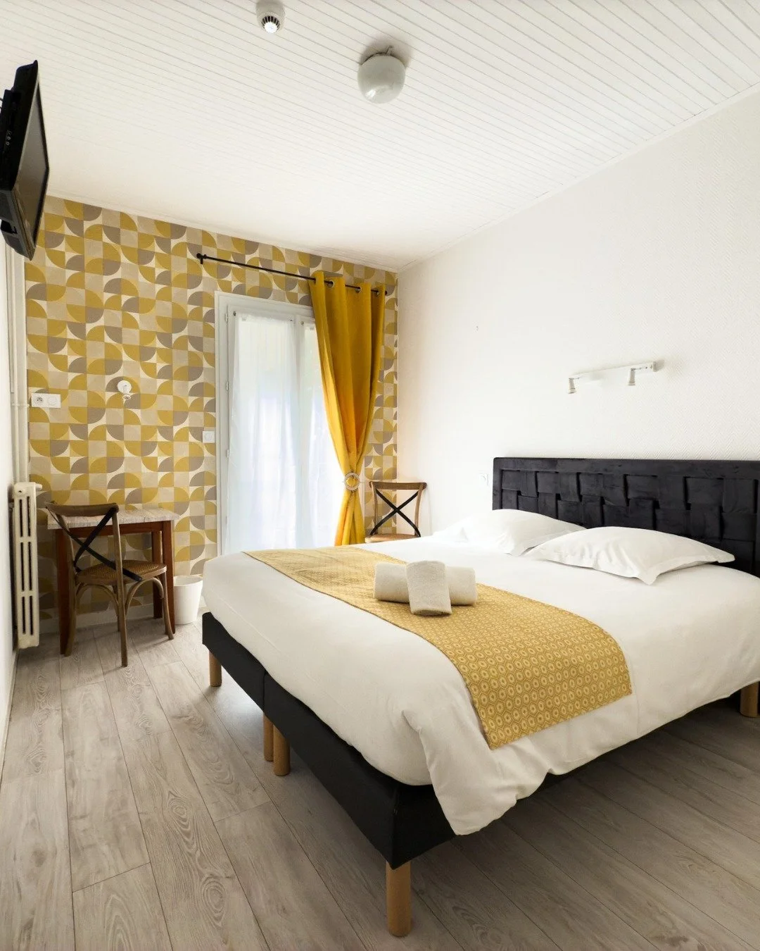 🌸 Votre parenth&egrave;se de confort au c&oelig;ur de La Rochelle 🌸

Chambre double ou twin, &agrave; vous de choisir&hellip; avec en plus le plaisir d&rsquo;un balcon priv&eacute; donnant sur le patio calme et reposant de l&rsquo;h&ocirc;tel. ✨
Un
