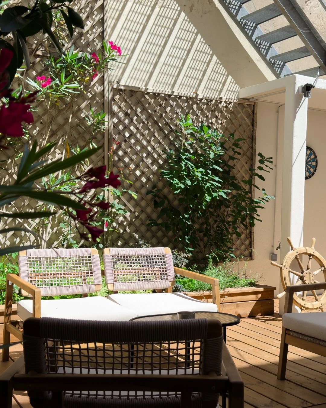 🌿 Votre oasis en plein centre de La Rochelle 🌿

D&eacute;tendez-vous dans notre patio int&eacute;rieur, un v&eacute;ritable havre de calme au c&oelig;ur de la ville. Parfait pour lire, prendre un caf&eacute; ou simplement profiter d&rsquo;un moment