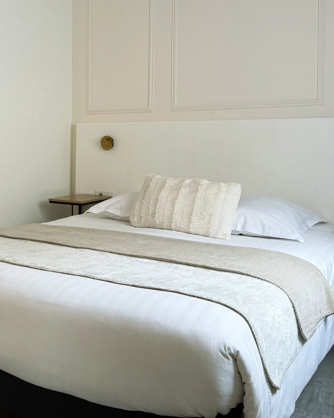 Envie d&rsquo;un s&eacute;jour en famille &agrave; La Rochelle ? 👨&zwj;👩&zwj;👧&zwj;👦✨

Notre chambre familiale pour 4 personnes vous accueille dans un espace confortable, lumineux et pens&eacute; pour que chacun se sente comme &agrave; la maison 