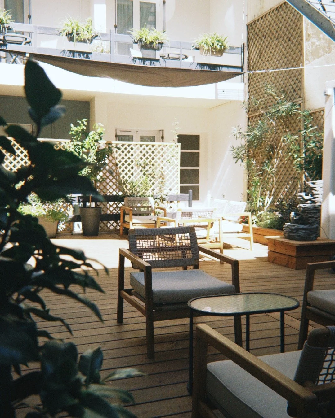 Apr&egrave;s ces jours de pluie &agrave; La Rochelle 🌧️, on a plus que h&acirc;te de retrouver le soleil ☀️

Notre patio int&eacute;rieur 🌿 en plein c&oelig;ur de La Rochelle n&rsquo;attend plus que vous !

Un petit coin de verdure cach&eacute; en 