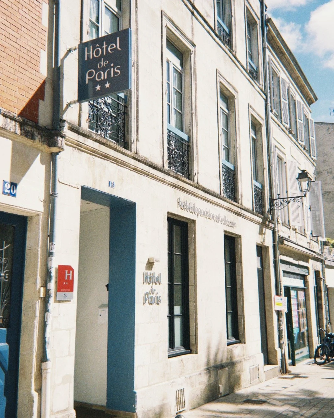 📍 L&rsquo;emplacement parfait pour d&eacute;couvrir La Rochelle.

Notre h&ocirc;tel vous accueille au calme en plein centre-ville, dans une rue pi&eacute;tonne &agrave; deux pas du March&eacute; Central et du Vieux-Port. L&rsquo;endroit id&eacute;al