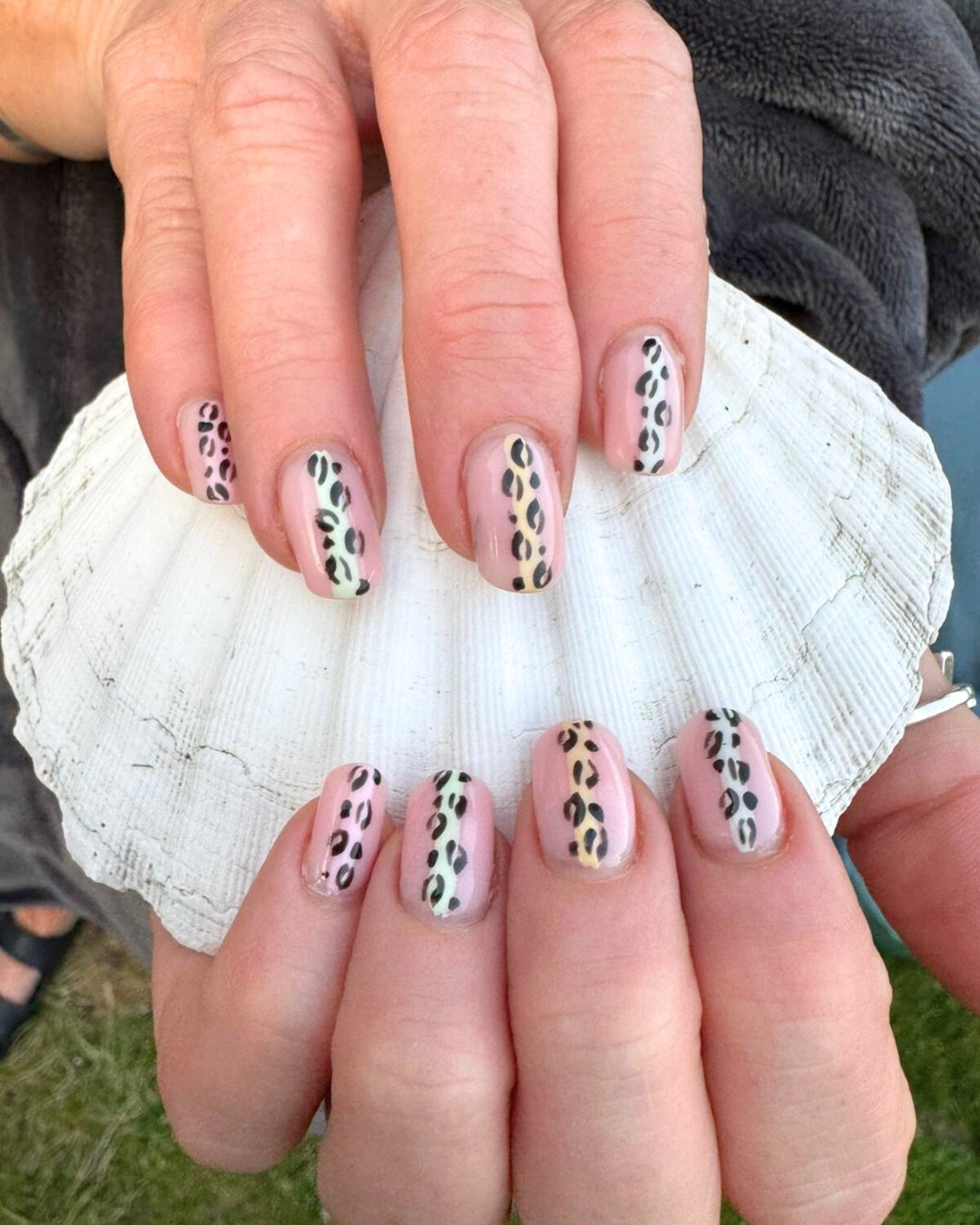 Fresh nails, salty air, and a not-so-subtle reminder: the beach is calling 🐚

#beautysaloncornwall #nailscornwall #nailsaloncornwall #nailtechcornwall #nailartistscornwall #newquaynails