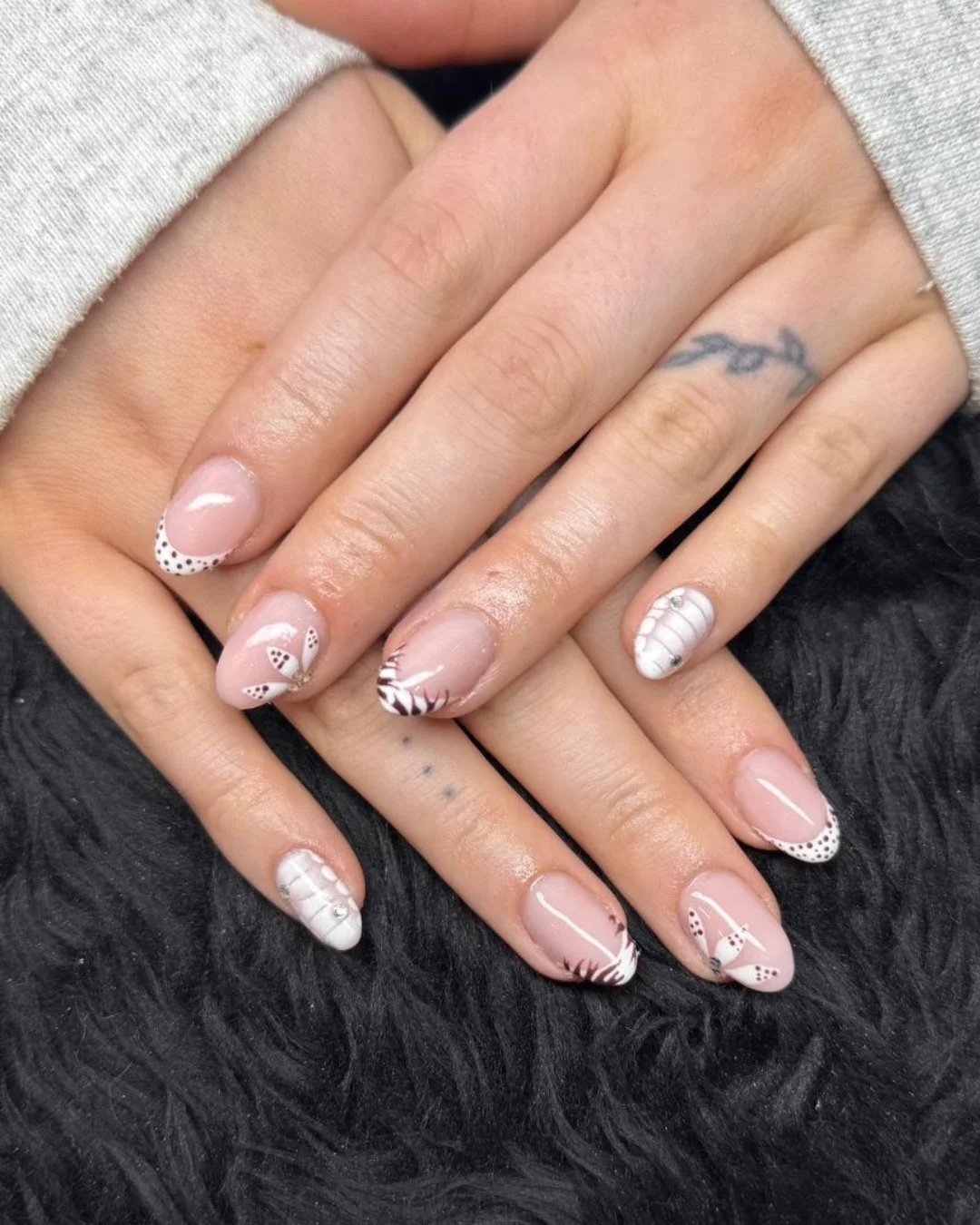 These acrylic infills might look soft and simple at first glance, but look a little closer and you’ll see all the tiny details that make them special, subtle sparkle, a few carefully placed gems and that clean, fresh finish we love.
#beautysal
