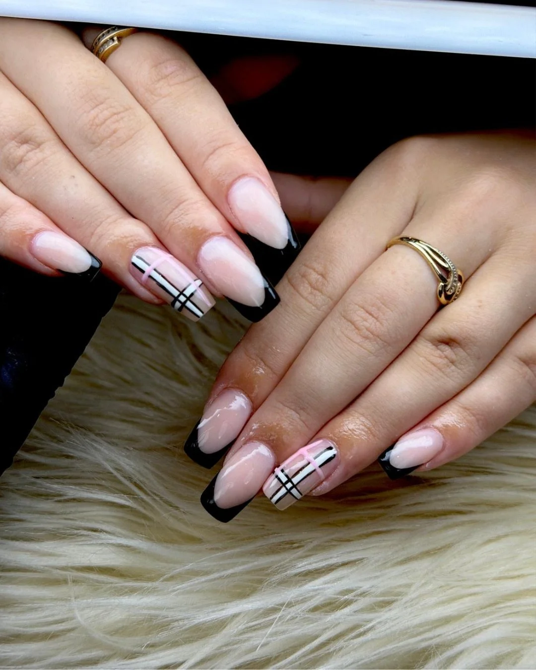 So sleek. So simple. So satisfying 🖤

Nails by @rosie_generationsbeautynails using @homeofnailart 

#beautysaloncornwall #nailscornwall #nailsaloncornwall #nailtechcornwall #nailartistscornwall #newquaynails #beautysaloncornwall #honanails #tortoise