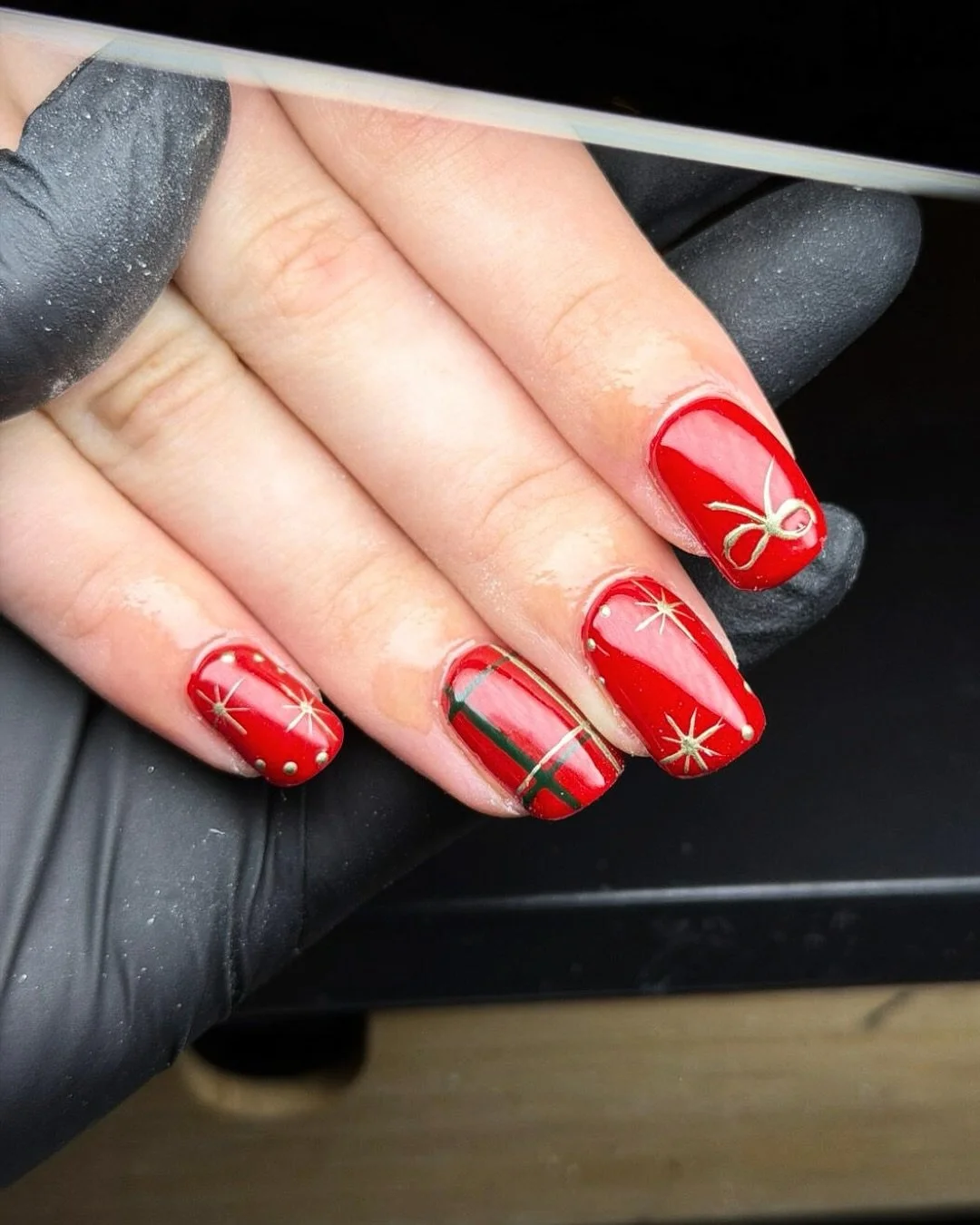 A little festive nail inspo for your scroll ✨

What design would you like to see Rosie do next?! 

Nails by @rosie_generationsbeautynails 

#beautysaloncornwall #nailscornwall #nailsaloncornwall #nailtechcornwall #nailartistscornwall #newquaynails  #