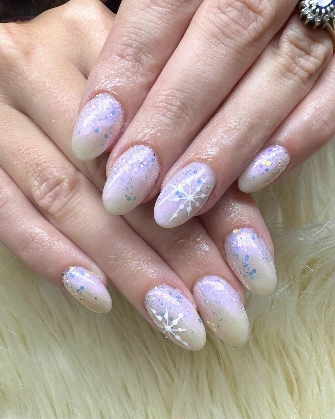 Soft ombre and festive sparkles&hellip; we are obsessed with this set ✨❄️

#beautysaloncornwall #nailscornwall #nailsaloncornwall #nailtechcornwall #nailartistscornwall #newquaynails  #honanails