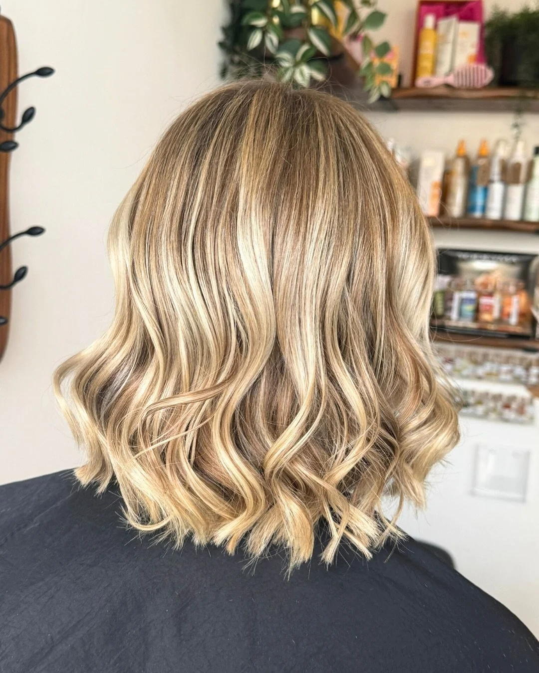 Teasy highlights and balayage for that soft, low-maintenance blend, with lowlights added through for extra dimension ✨

The perfect mix if you want brightness without the constant upkeep.

Hair by @paigelittlehair 

#hairsaloncornwall #newquayhair #b