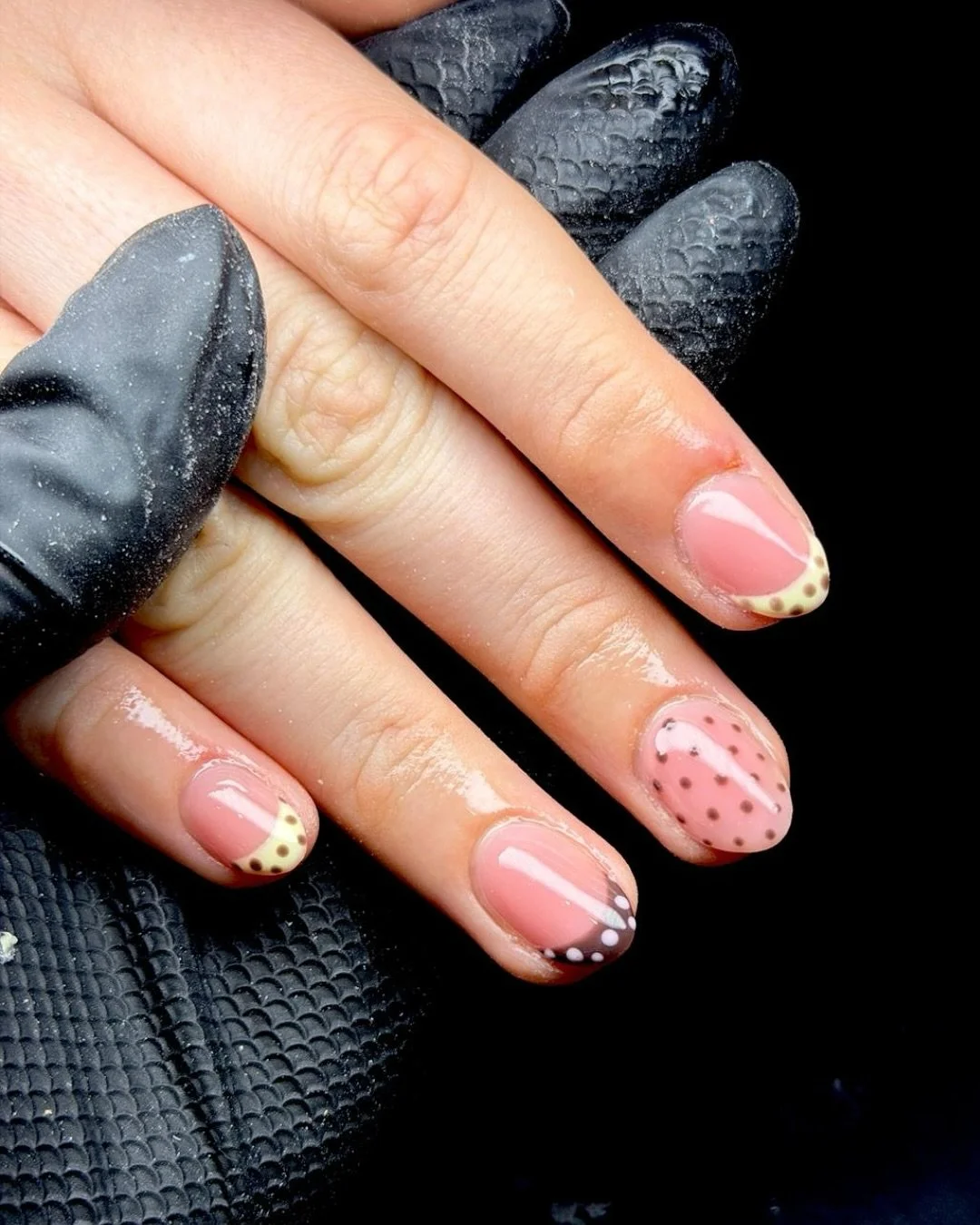 A little mix of dots and soft tones for this set ✨

Subtle from a distance, but full of detail up close.

Nails by @rosie_generationsbeautynails using @homeofnailart 

#nailscornwall #nailsaloncornwal  #beautysaloncornwall #honanails #hemafree