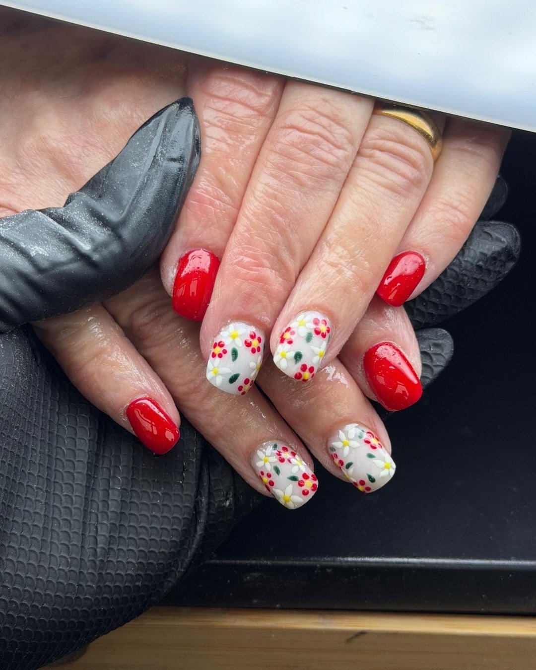 A fresh red set with delicate floral accents, keeping things classic, but adding a bit of detail to soften it ❤️🌺

Nails by @rosie_generationsbeautynails 
Products used @homeofnailart 

#nailscornwall #nailsaloncornwal  #beautysaloncornwall #honanai