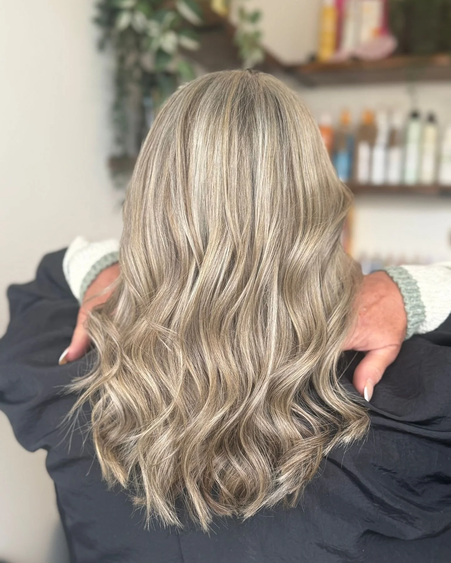 A full head of highlights paired with lowlights to balance brightness with depth &hearts;️

#hairsaloncornwall #newquayhair #hairdressernewquay #milkshakehair #balyagecornwall