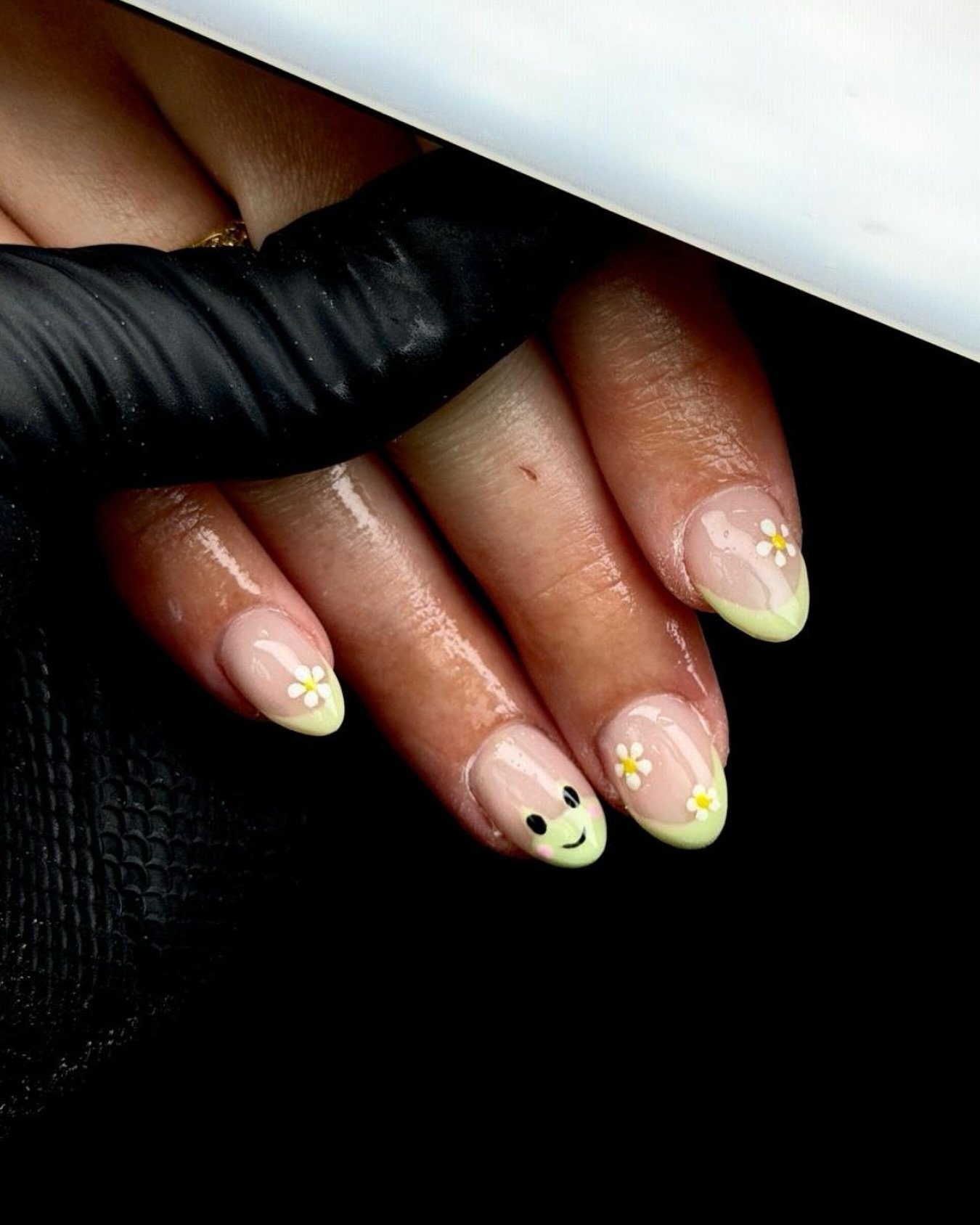 A fresh set with soft tones, tiny florals and a subtle smiley detail 🌼
Simple but still has a bit of personality.

Nails by @rosie_generationsbeautynails 
Products used @homeofnailart

#nailscornwall #nailsaloncornwal  #beautysaloncornwall #honanail