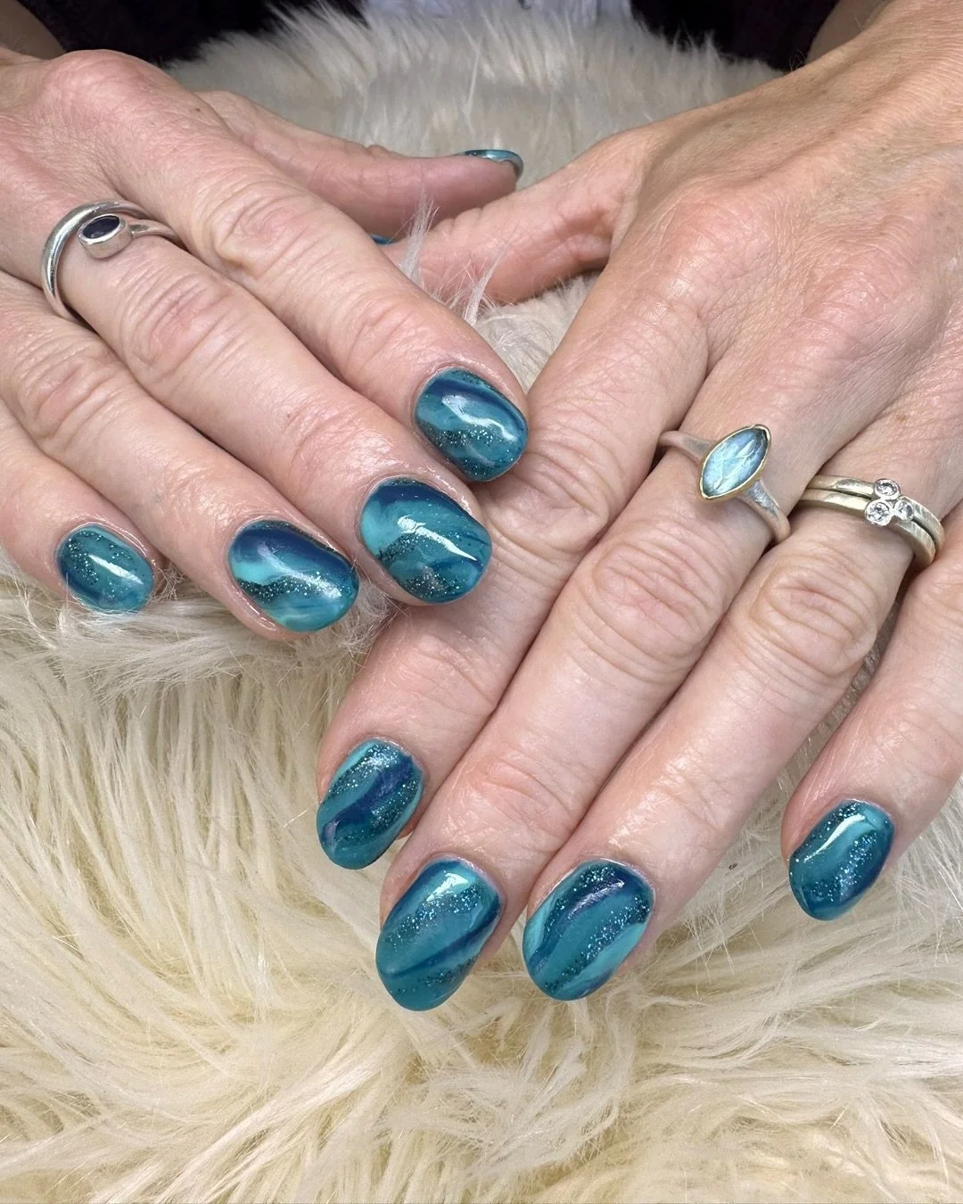 The perfect Cornish ocean inspired set 🌊

A mix of deeper teal shades with a soft, wave-like blend and finished with a light shimmer that gives it that water-like feel.

Nails by @shorty_penny86 
Products used @homeofnailart 

#nailscornwall #nailsa