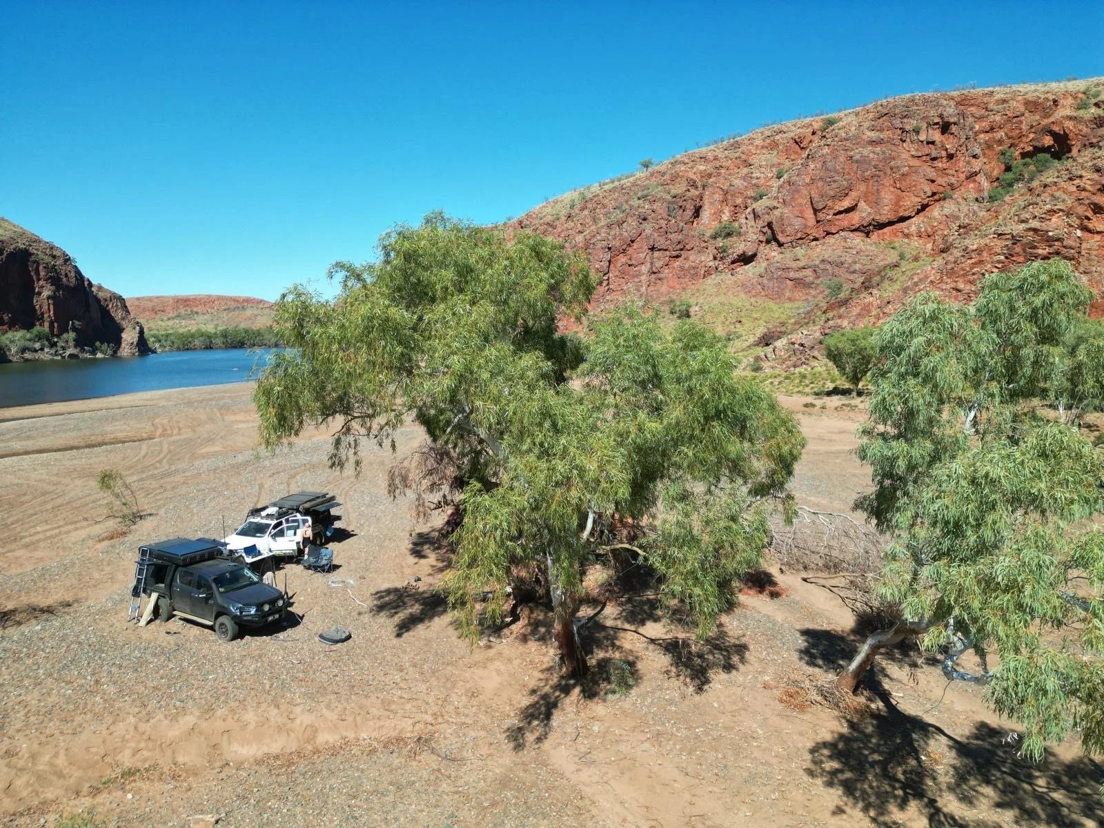 Adventure-ready 4WD hire vehicle parked in the Pilbara landscape, featuring rooftop tent, fridge, and all-inclusive Open Shell Adventures off-grid setup.