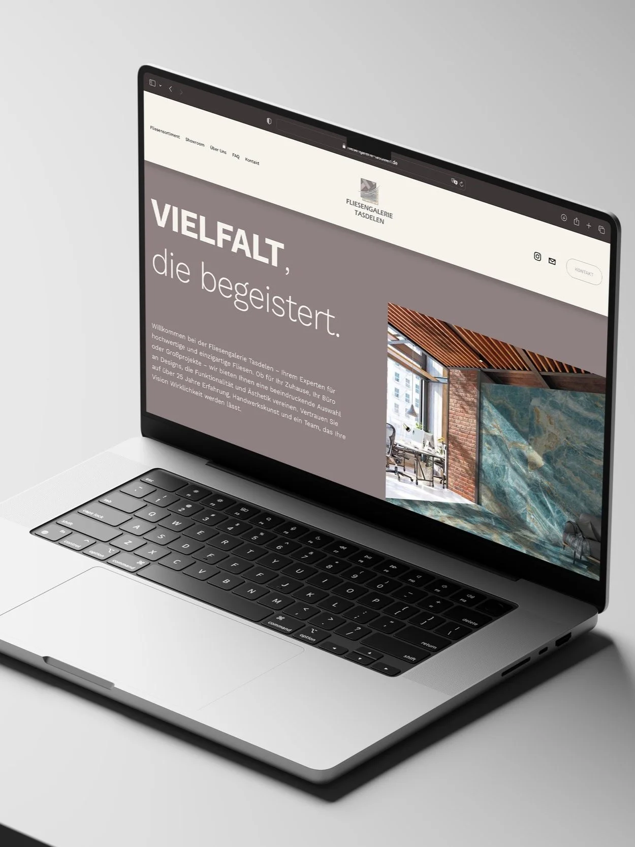 Laptop zeigt Webseite einer Fliesengalerie mit Bildern und Text in Deutsch. Erstellt von Hilal Studios.