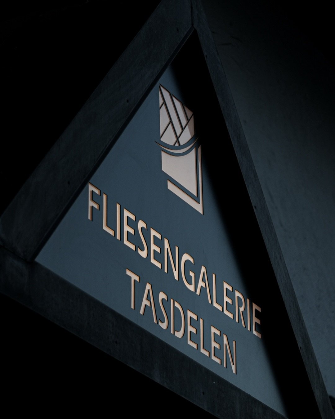 Neue Perspektiven f&uuml;r einen neuen Raum.
In Zusammenarbeit mit der @fliesengalerie.tasdelen wurde der neue Showroom in einem ruhigen, modernen und klaren Look inszeniert.
Material, Licht und Struktur treffen auf eine visuelle Sprache, die Fliesen
