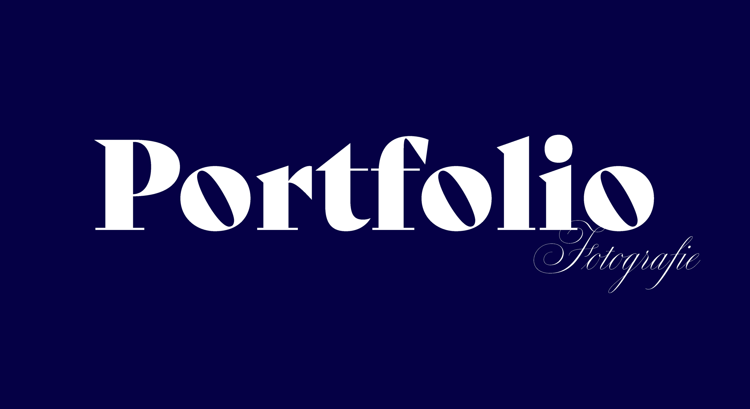 Das Bild zeigt eine dunkelblaue Hintergrund mit dem weißen Text ‚Portfolio Fotografie‘, wobei ‚Portfolio‘ in großer, fetter Schrift und ‚Fotografie‘ in kleiner, eleganter Schrift geschrieben ist. Erstellt von Hilal Studios.