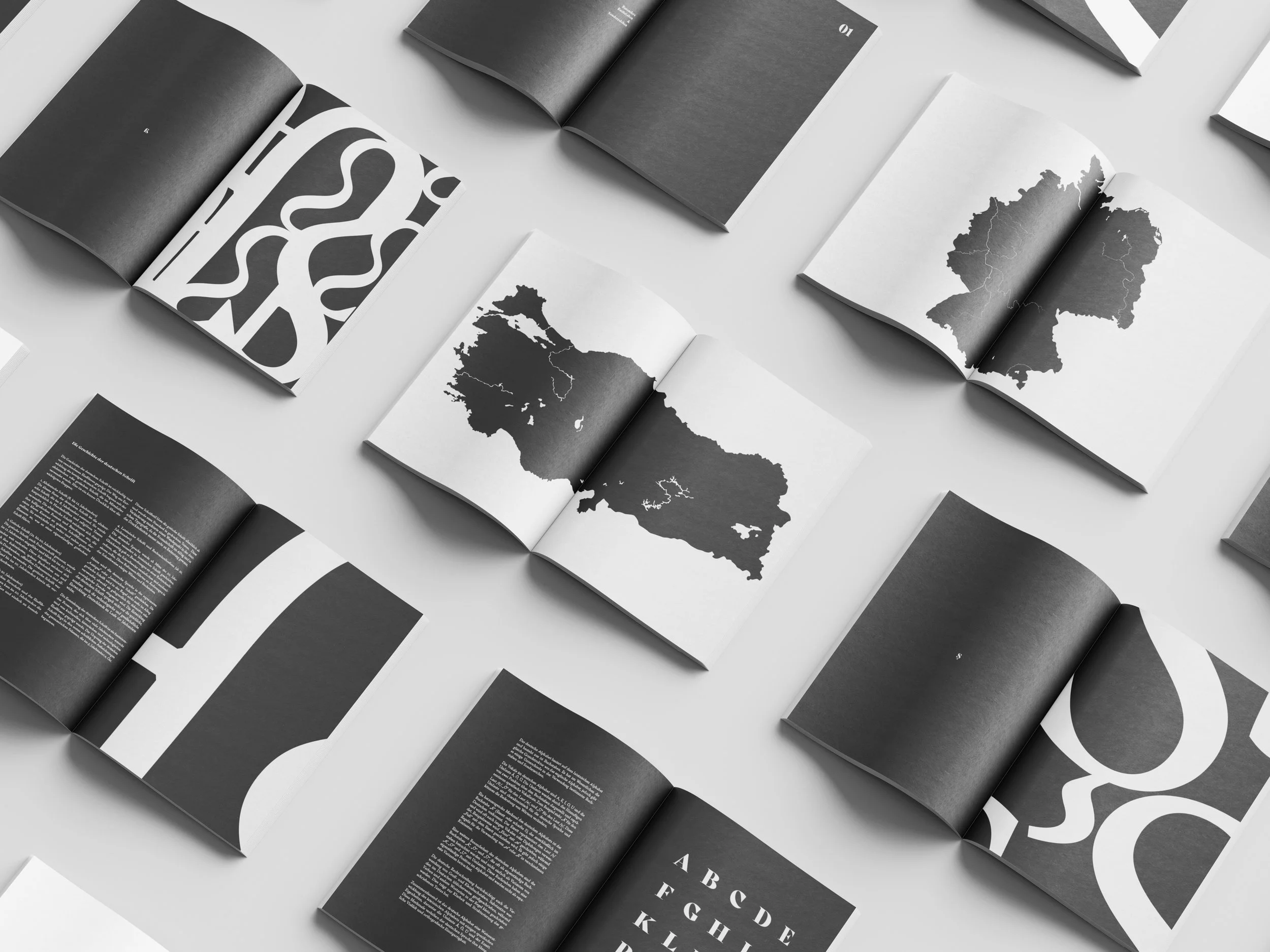 Mehrere offene Bücher mit Schwarz-Weiß-Karten und Text über eine weiße Oberfläche. Erstellt von Hilal Studios.