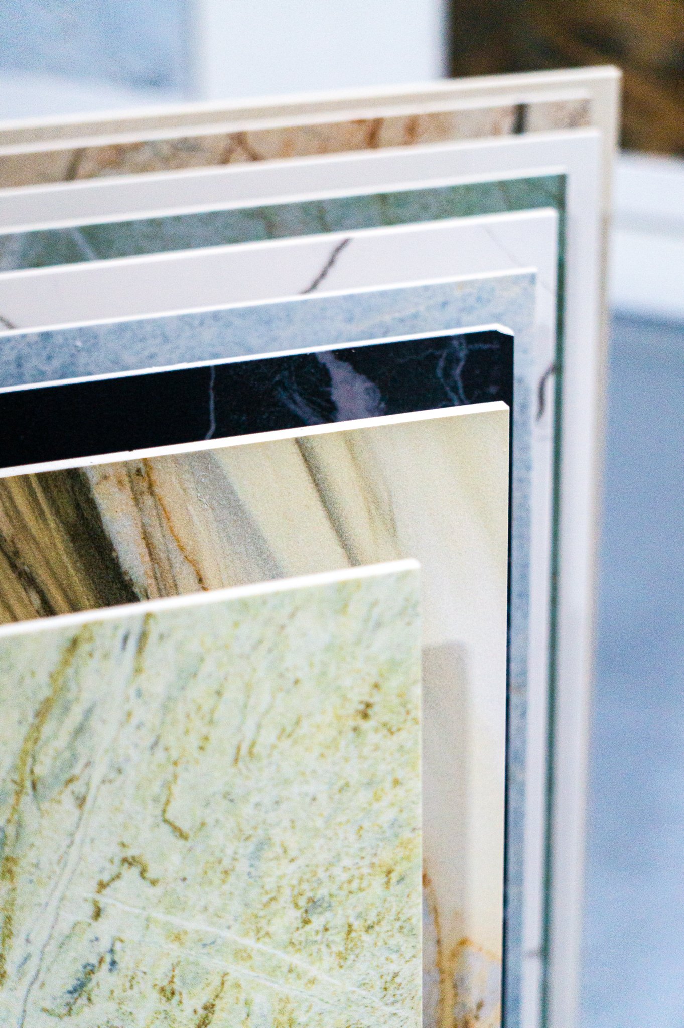 Ausstellung von verschiedenen Plattenmaterialien, wie Marmor und Granit, in unterschiedlichen Farben und Mustern. Aufgenommen von Hilal Studios.