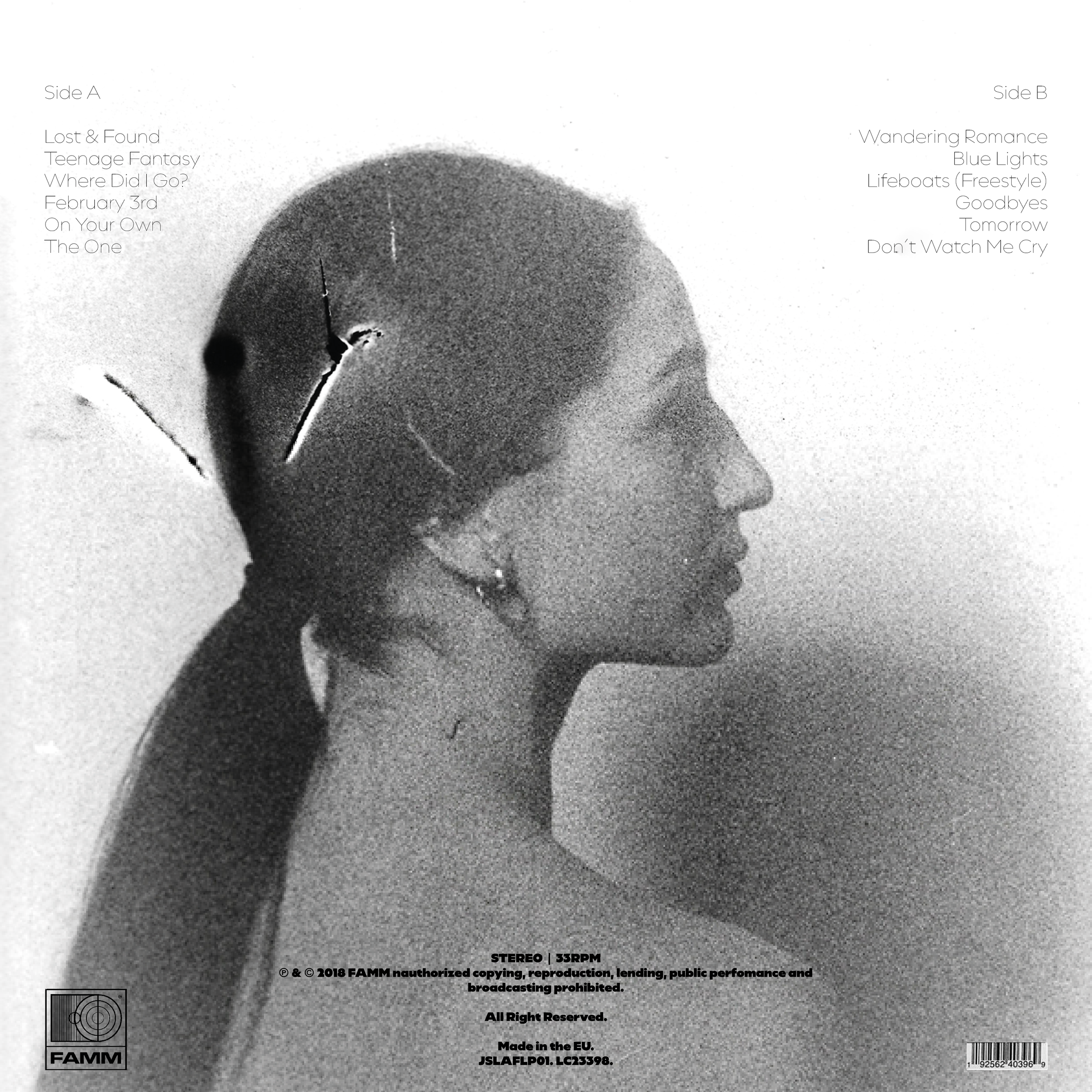 Schwarz-Weiß-Bild einer Seit perspective einer jungen Frau mit einem Pferdeschwanz, die nach rechts blickt. Die Bild ist altmodisch und hat Textinformationen über Musiktracks auf der linken und rechten Seite sowie rechtliche Hinweise und ein Logo am unteren Rand.