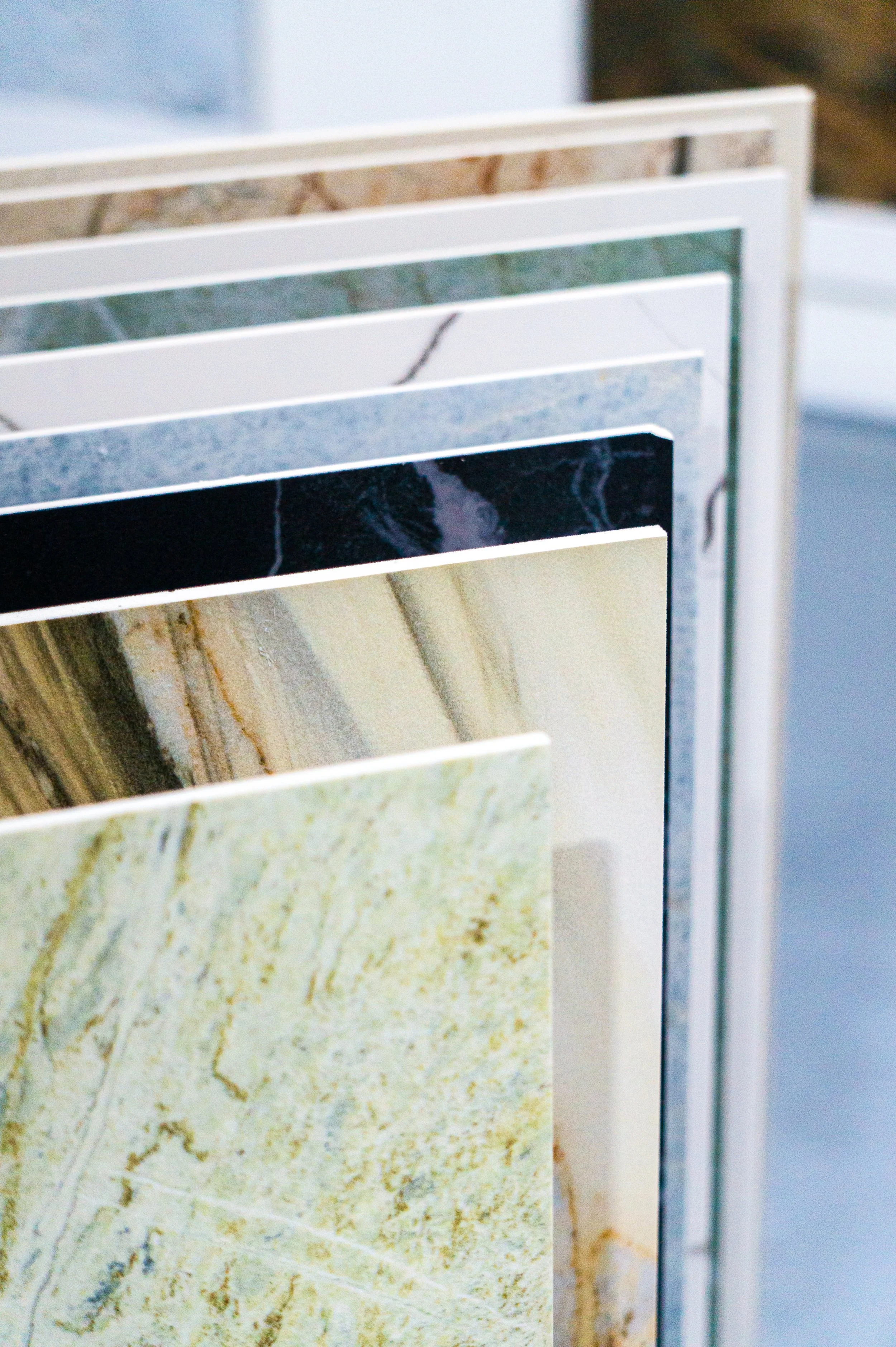 Verschiedene Platten aus unterschiedlichen Steinarten, die übereinander aufgestellt sind. Aufgenommen von Hilal Studios.