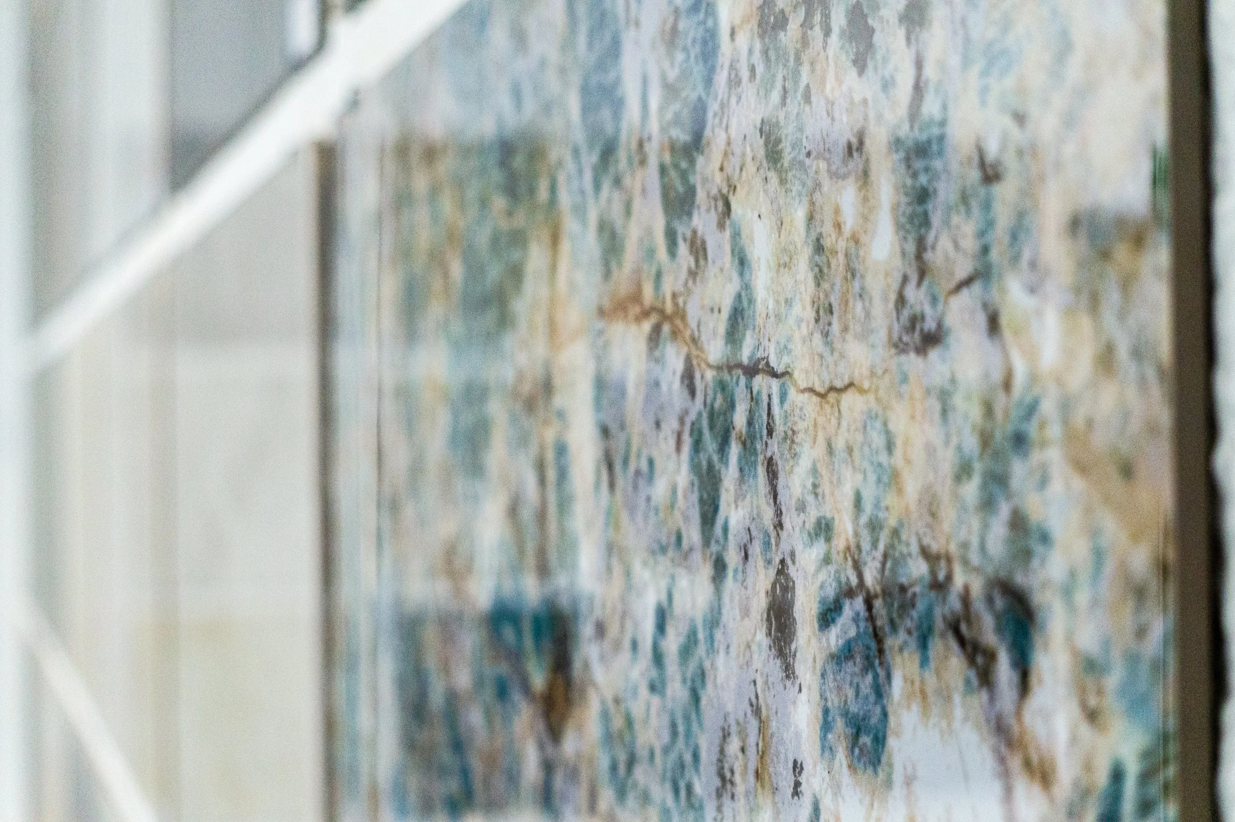 Nahaufnahme einer bemalten Wand mit buntem abstraktem Muster. Aufgenommen von Hilal Studios.