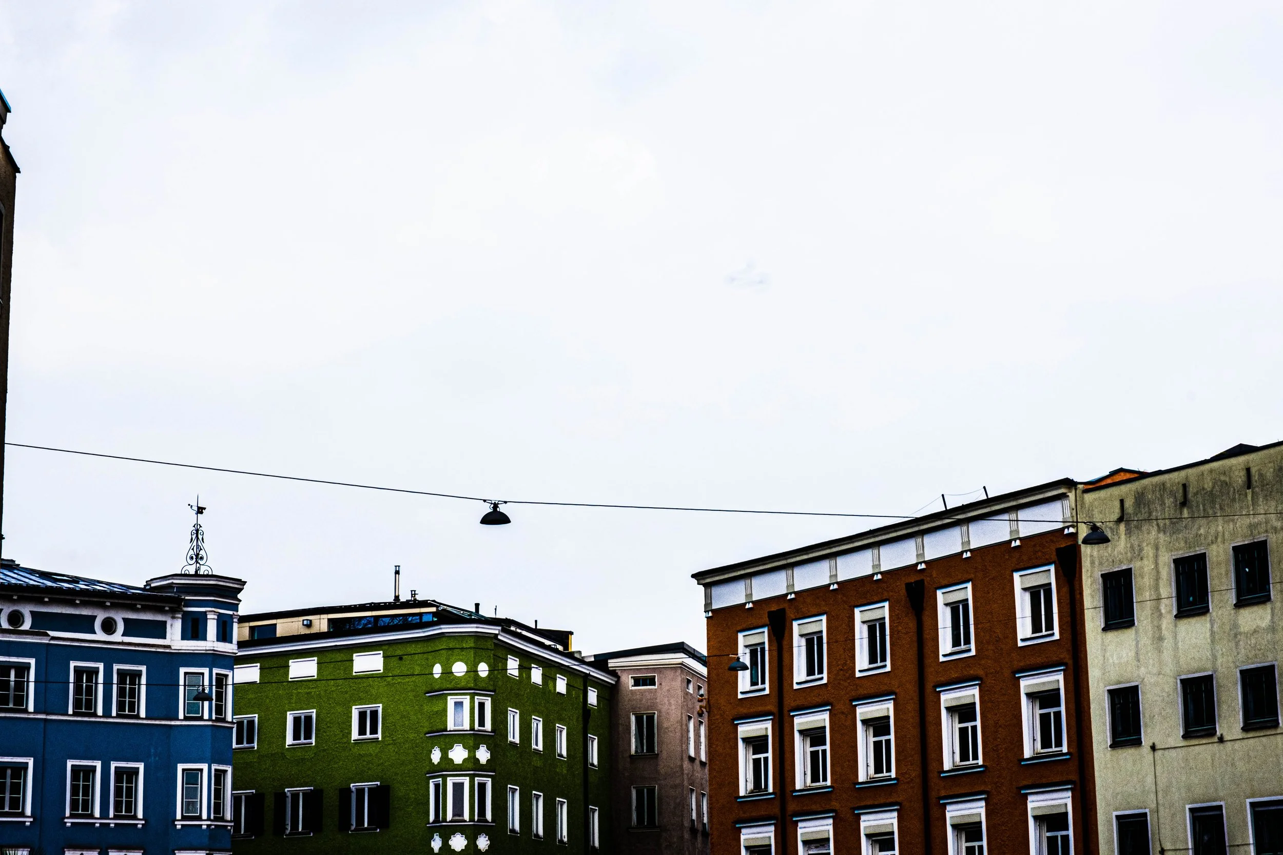 Lebendige Stadtarchitektur in kräftigen Farben – ein urbanes Motiv, das Struktur, Kultur und Charakter einer Stadt einfängt - aufgenommen von Hilal Studios.