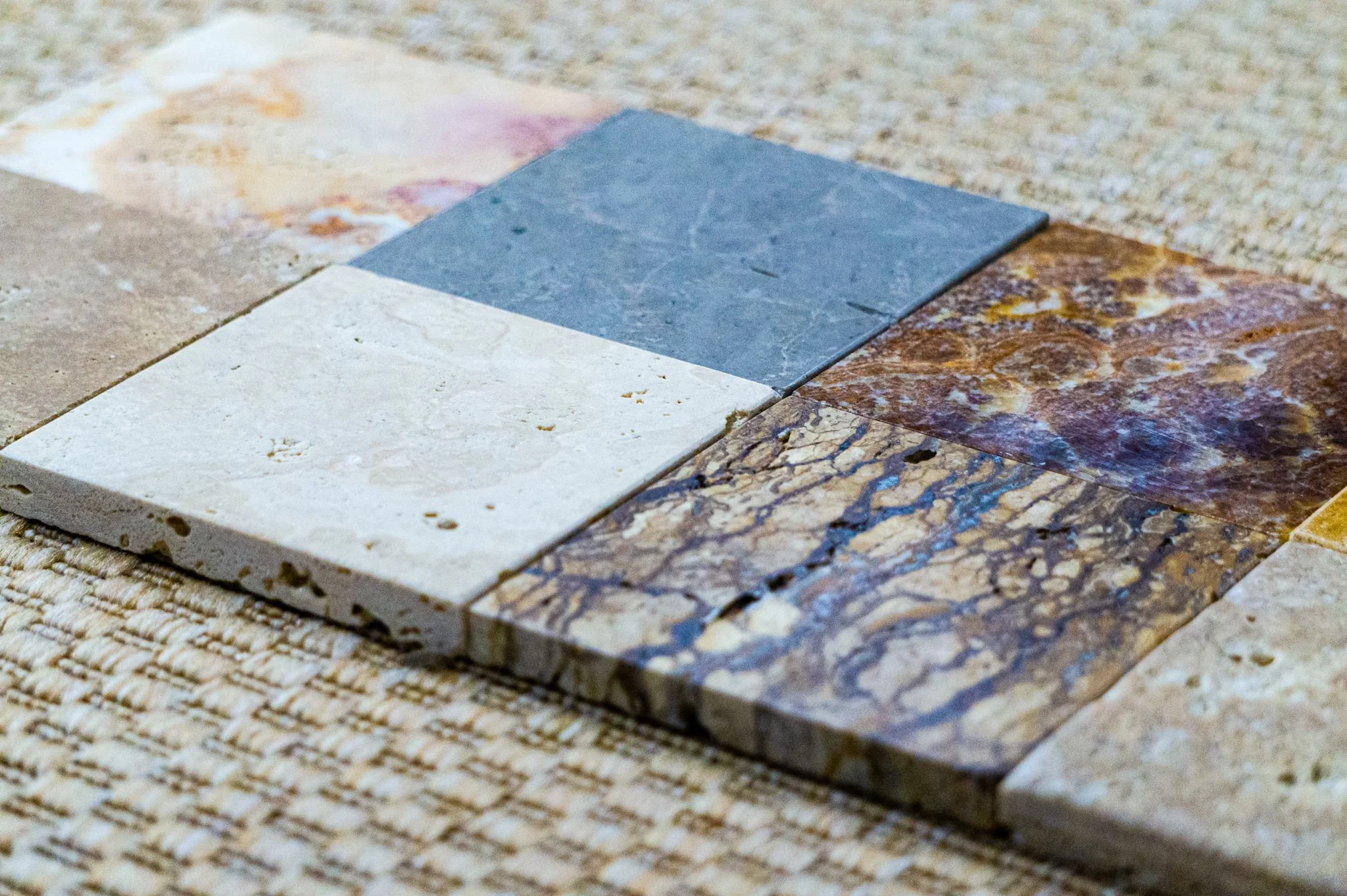 Verschiedene Steine und Fliesen in unterschiedlichen Farben und Mustern. Aufgenommen von Hilal Studios.