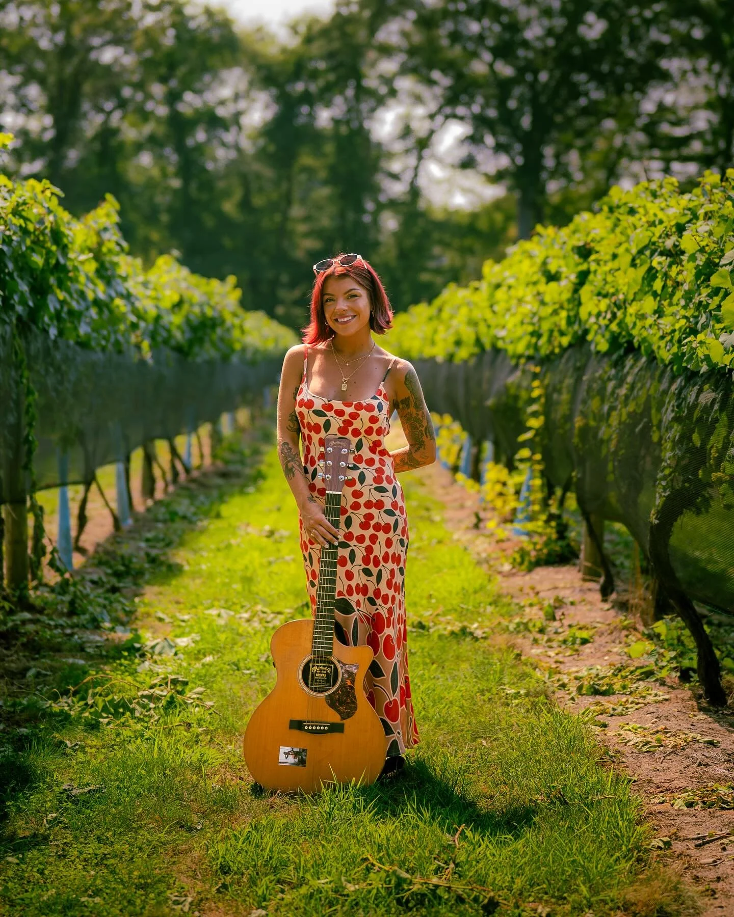 It&rsquo;s time for an epic fall Sunday! 
🎵🎸 @parisraymusic live in the vines from 1-4pm
🦪🌊 @tallmuthashucka serving up some delicious fresh oysters all day! 
🍁🍇 @orchardstreeteats cooking up an incredible autumn inspired menu!