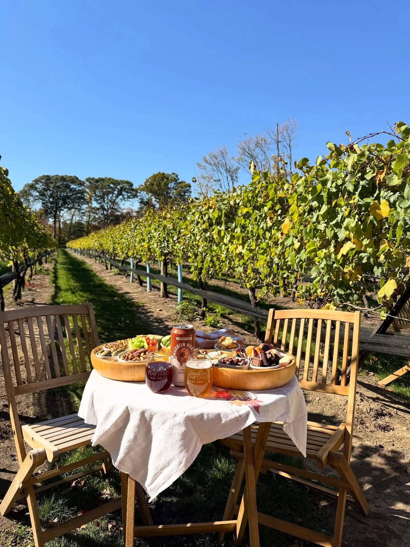 A perfect fall Friday in the vines 🍷✨ We&rsquo;re open until 6pm today with eats by @orchardstreeteats from 3&ndash;6pm.

Join us Saturday for our Pawlloween celebration featuring @parisraymusic, @orchardstreeteats, @crossroadsque, and @sayvillechee