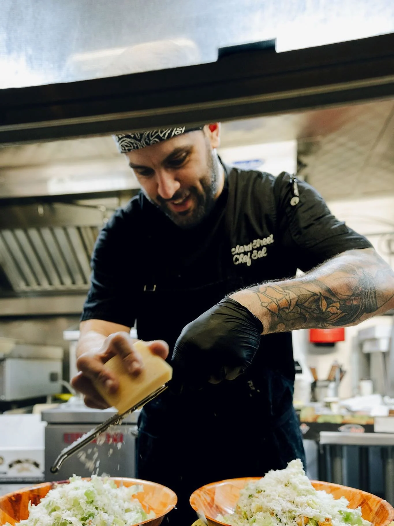 Fall vineyard vibes coming at you all weekend long! Stop by Friday, Saturday and Sunday for some legendary eats by Chef Sal at @orchardstreeteats. If you plan on visiting Saturday, get ready for some live tunes by @ktmahlstedt ✨